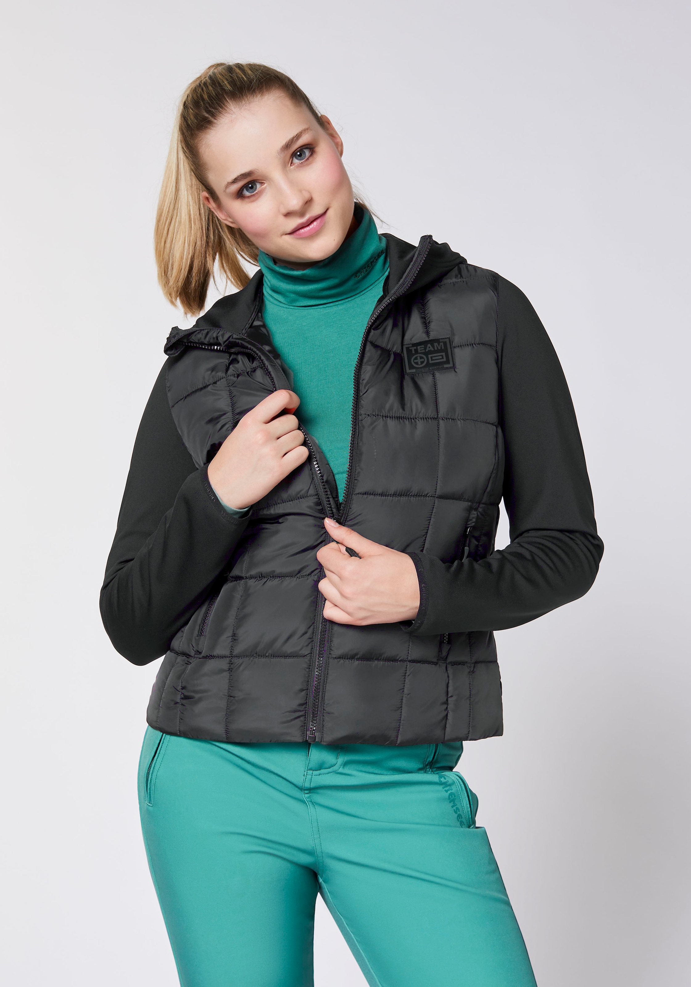 Chiemsee Outdoorjacke mit Kapuze - Materialmix aus Canvas & Technical Fleece