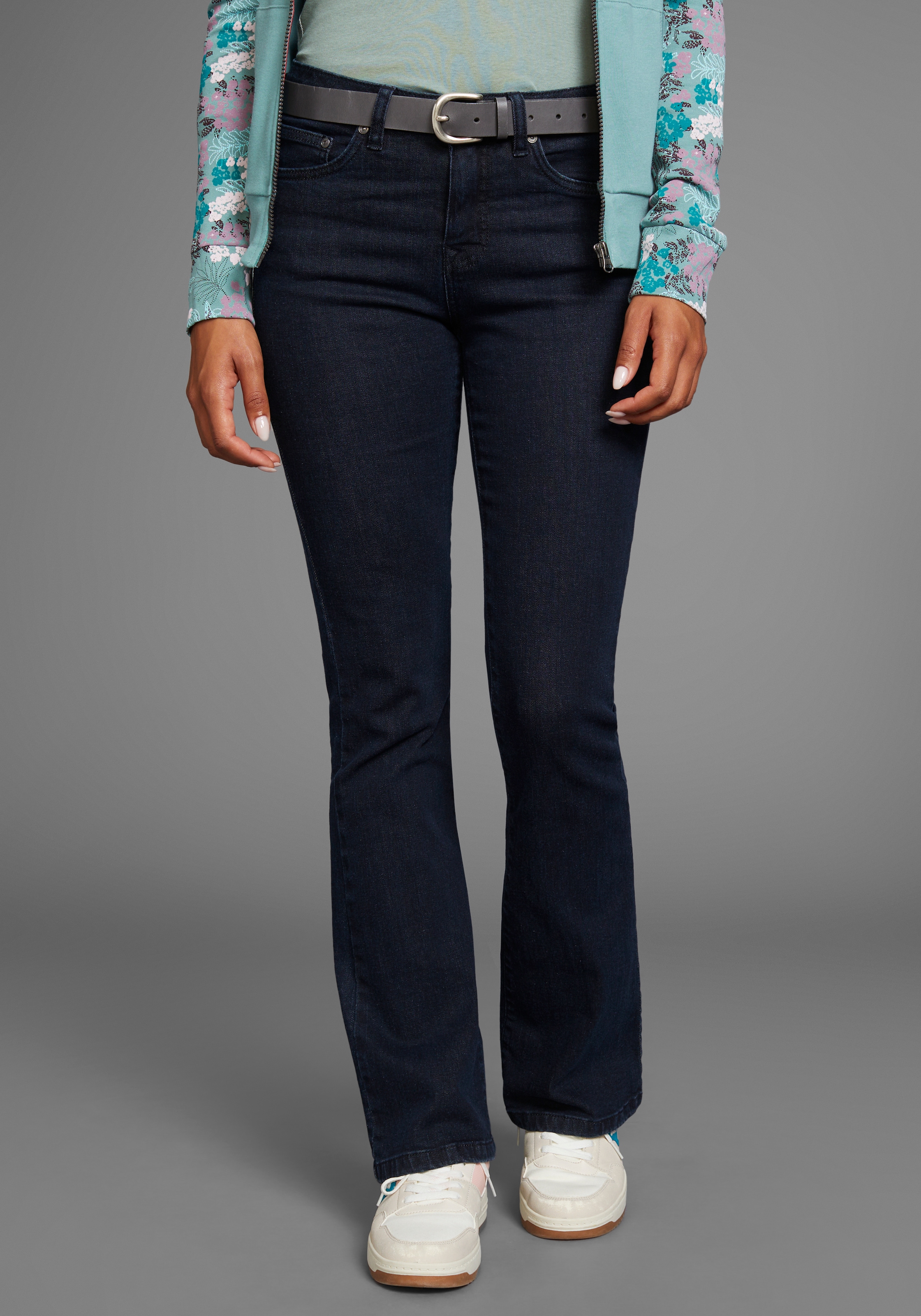 KangaROOS Bootcut-Jeans mit ausgestellter Beinform, aus Baumwolle und Elasthan