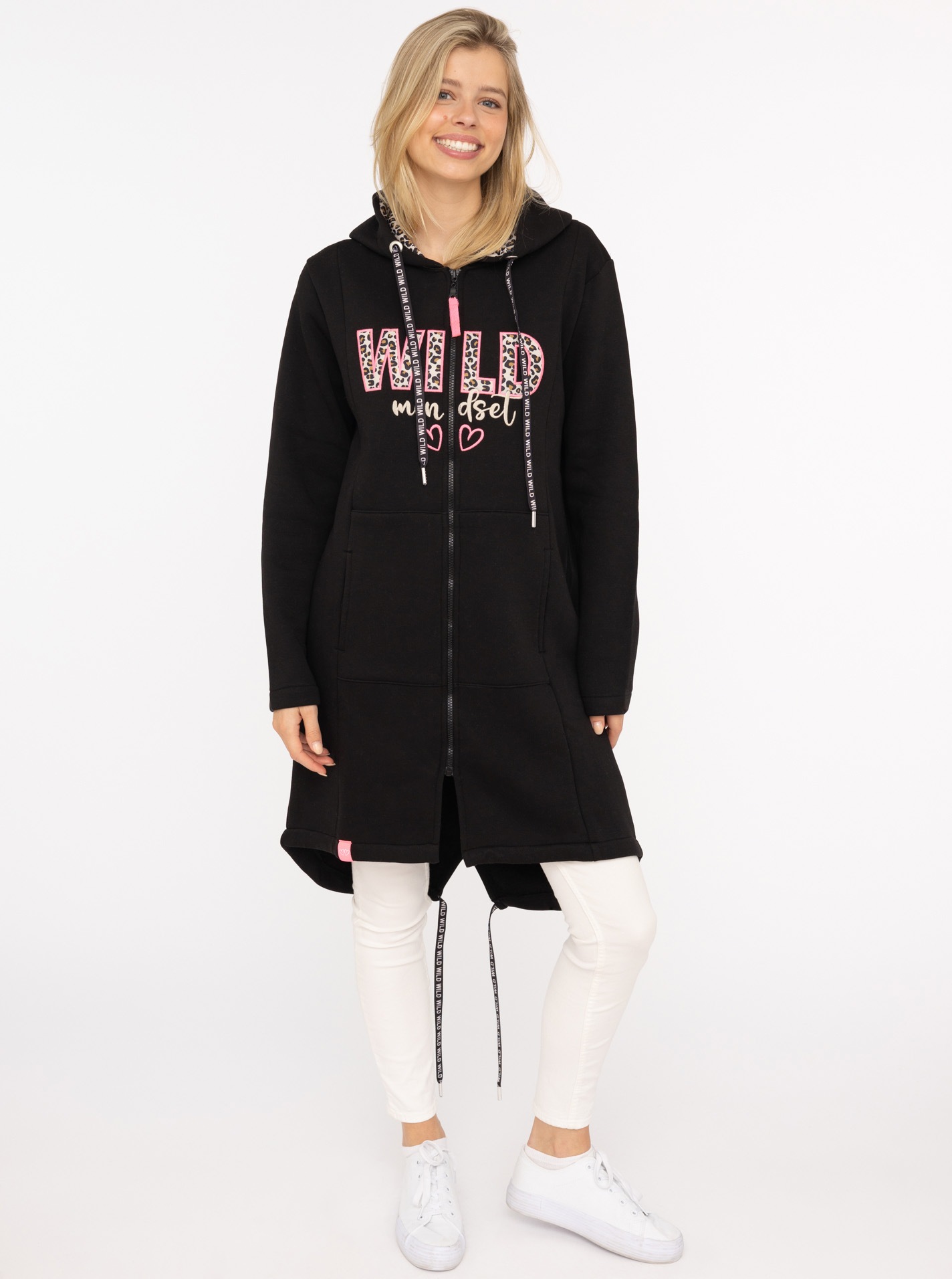 Thumbnail - Zwillingsherz Jerseymantel ""Wild Mindset"" mit großem WILD Motiv gestickt, Leo Details, Taschen