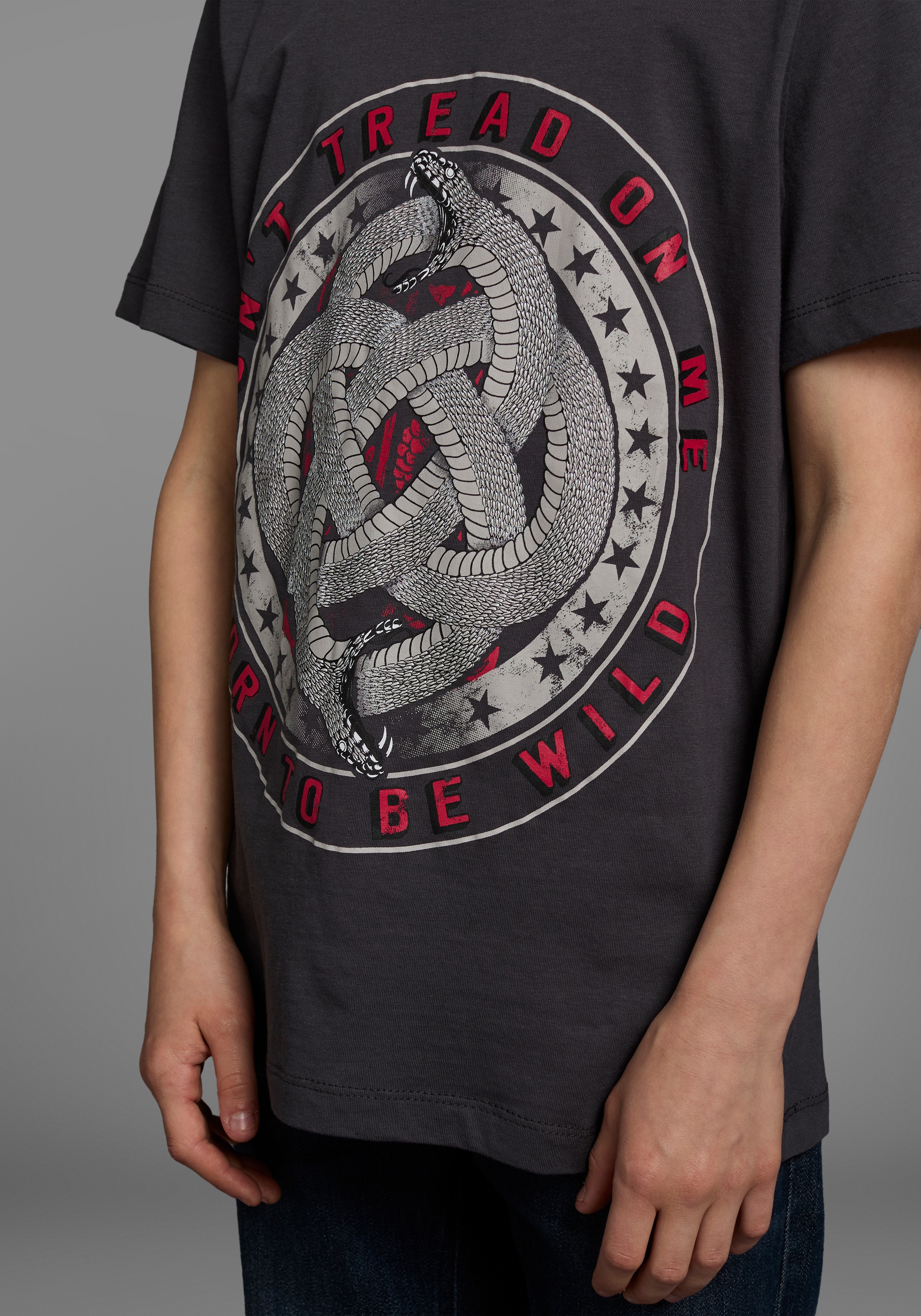 Thumbnail - KIDSWORLD T-Shirt Kurzarm, Basic-Passform, mit modischem Druck, Rundhalsausschnitt