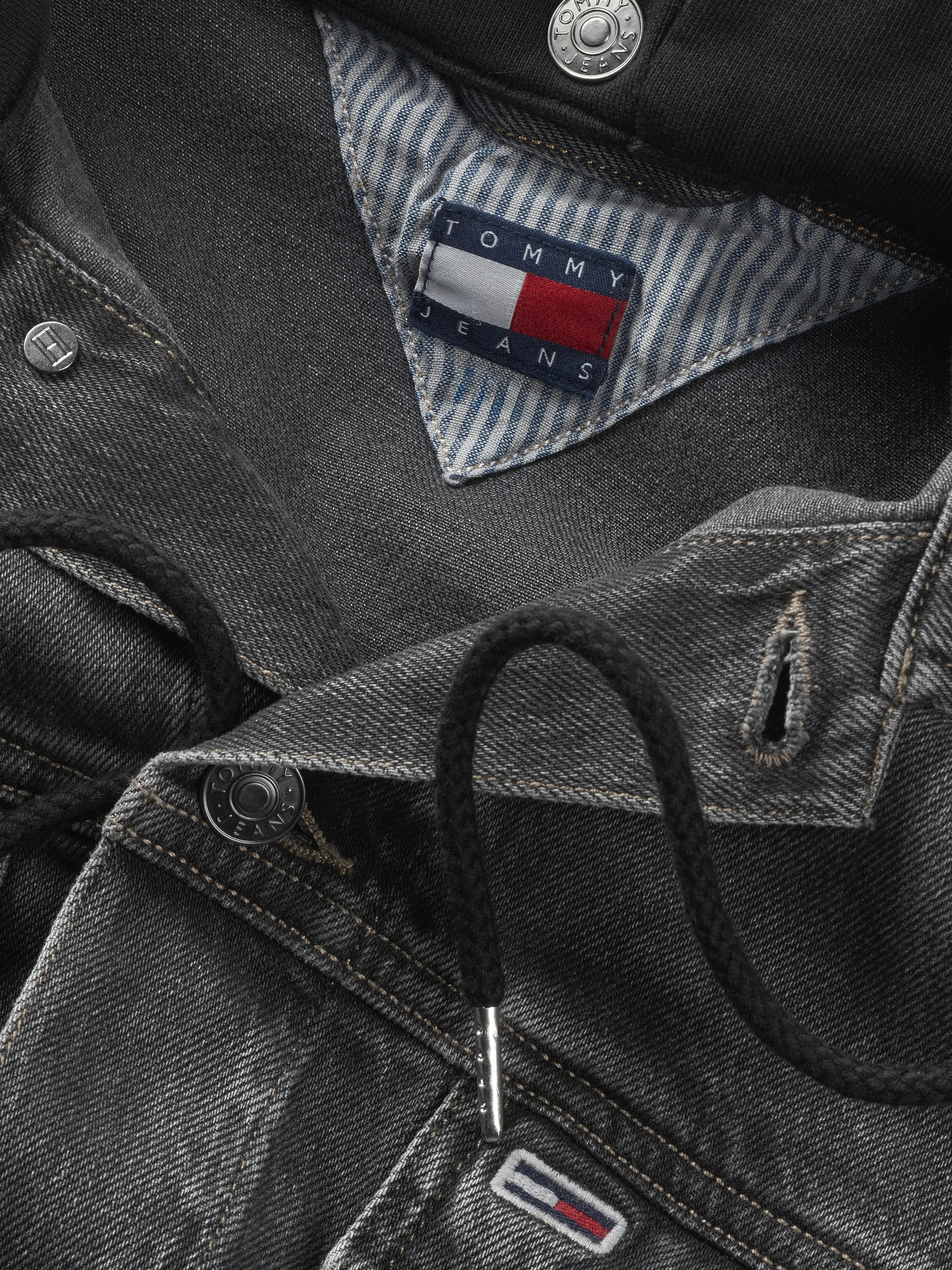 Tommy Jeans Jeansjacke »HOODED RYAN RGL TRCKR JKT AI6184«, mit Kapuze, mit Badge