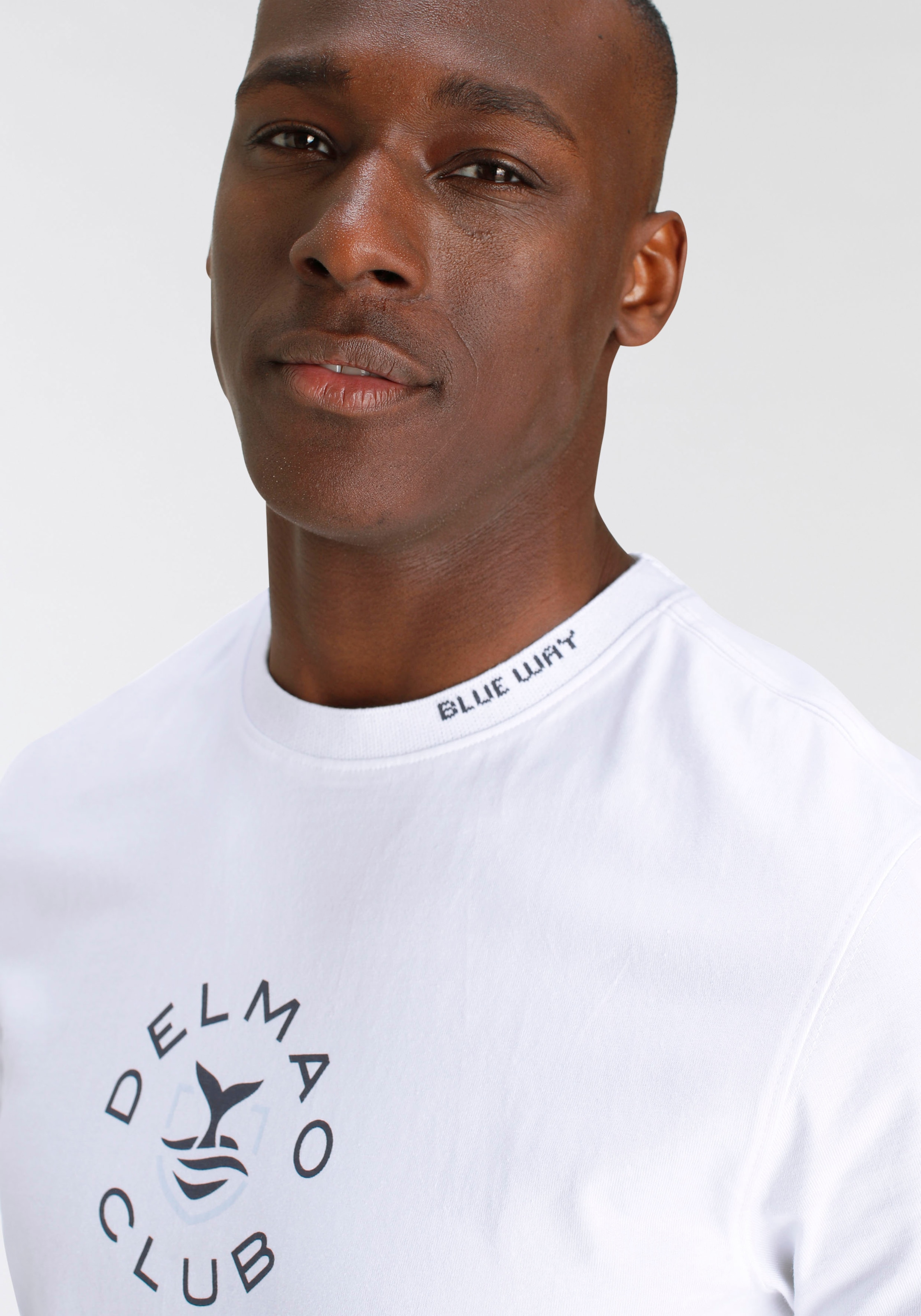| DELMAO T-Shirt, BAUR MARKE! ▷ kaufen mit am Halsausschnitt-NEUE und Brustprint Schriftzug