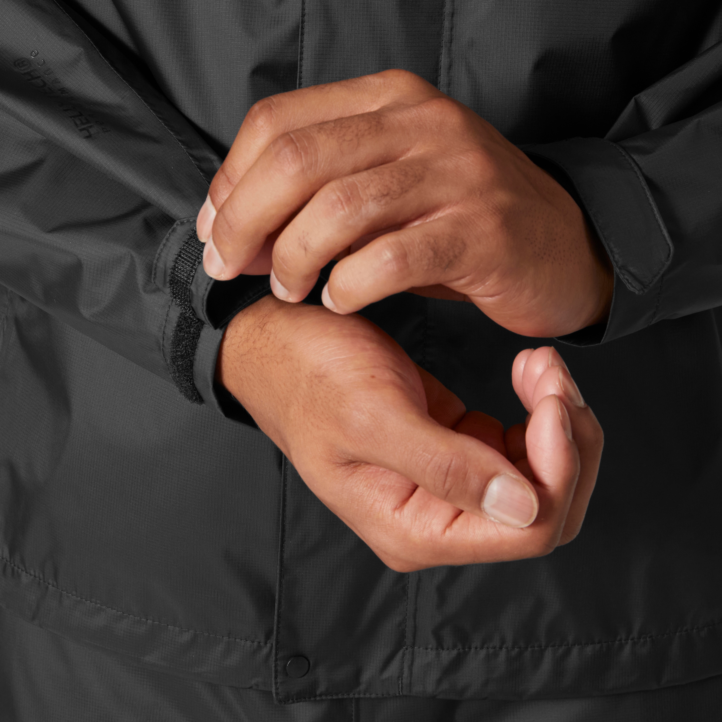 Helly Hansen Regenjacke »LOKE JACKET« mit Kapuze Kapuze mit hohem Kragen, elastischer Kordelzug an Kapuze und Saum