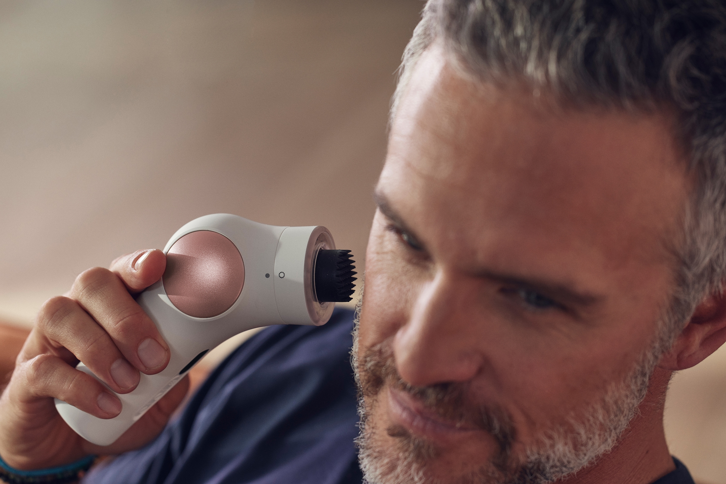 Therabody Gesichtsmassagegerät »TheraFace PRO, preisgekröntes All-in-one-Gerät für die Hautpflege«, Tiefenreinigung, Mikrocurrent, LED-Lichttherapie