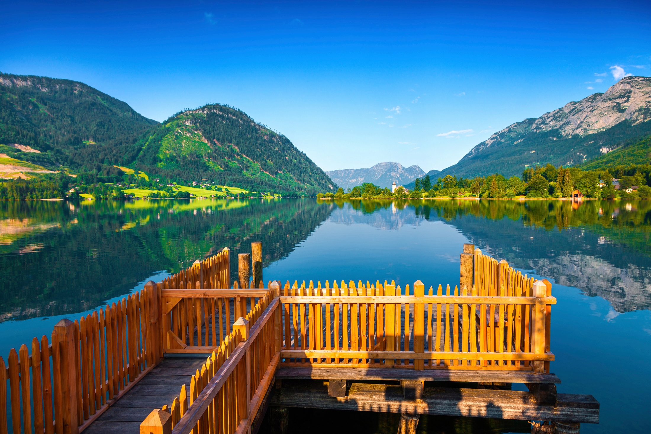 Fototapete »ALPEN-SEE mit Brücke«