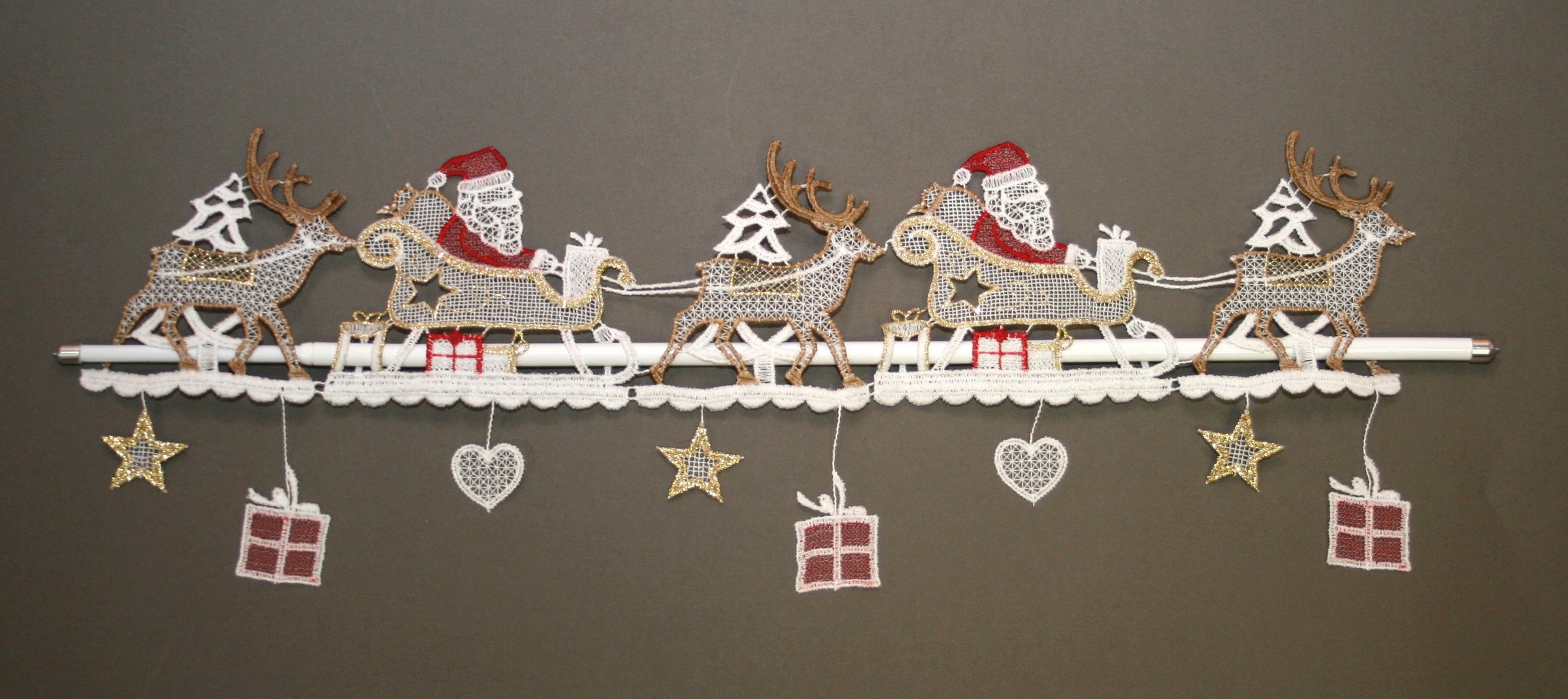 Stickereien Plauen Scheibengardine "Weihnachtsmann" Stangendurchzug 1 Stk. günstig online kaufen