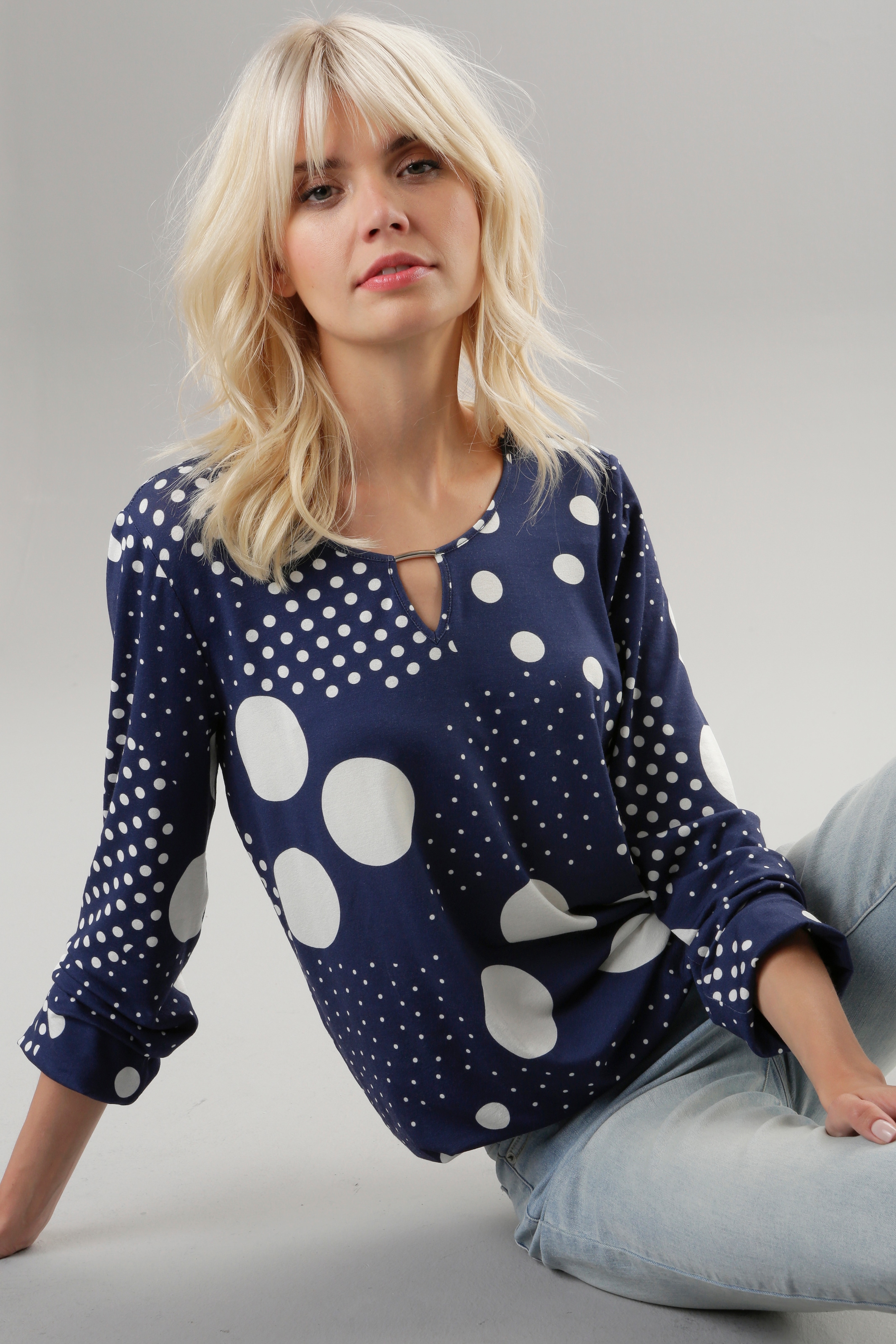 Aniston SELECTED Langarmshirt, mit am Zierstäbchen | Ausschnitt BAUR NEUE für bestellen Cut-Out - KOLLEKTION und