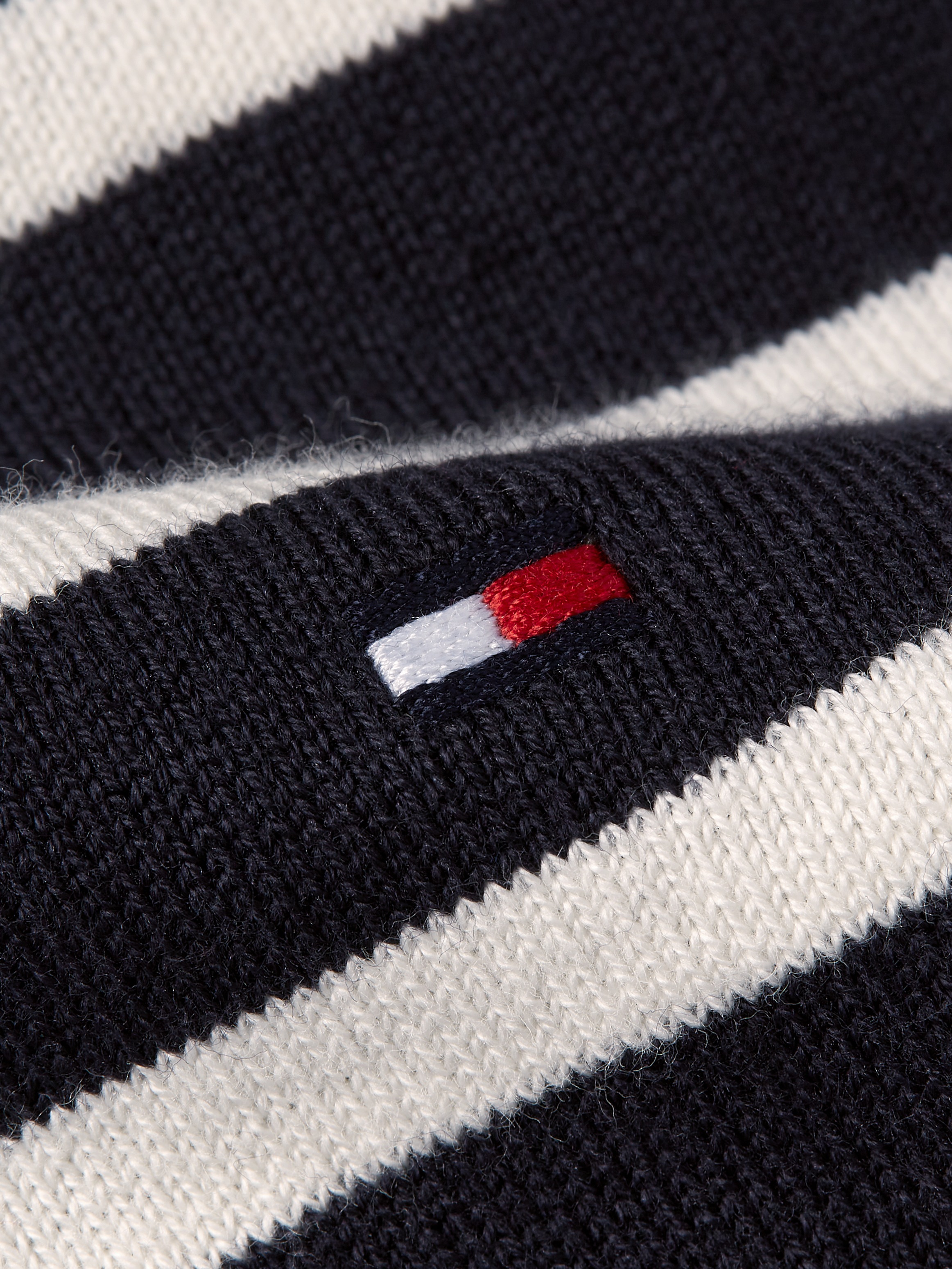 Tommy Hilfiger Strickpullover »CO JERSEY STITCH BOAT-NK SWEATER«, mit Tommy Hilfiger Logo-Flag am Ärmel