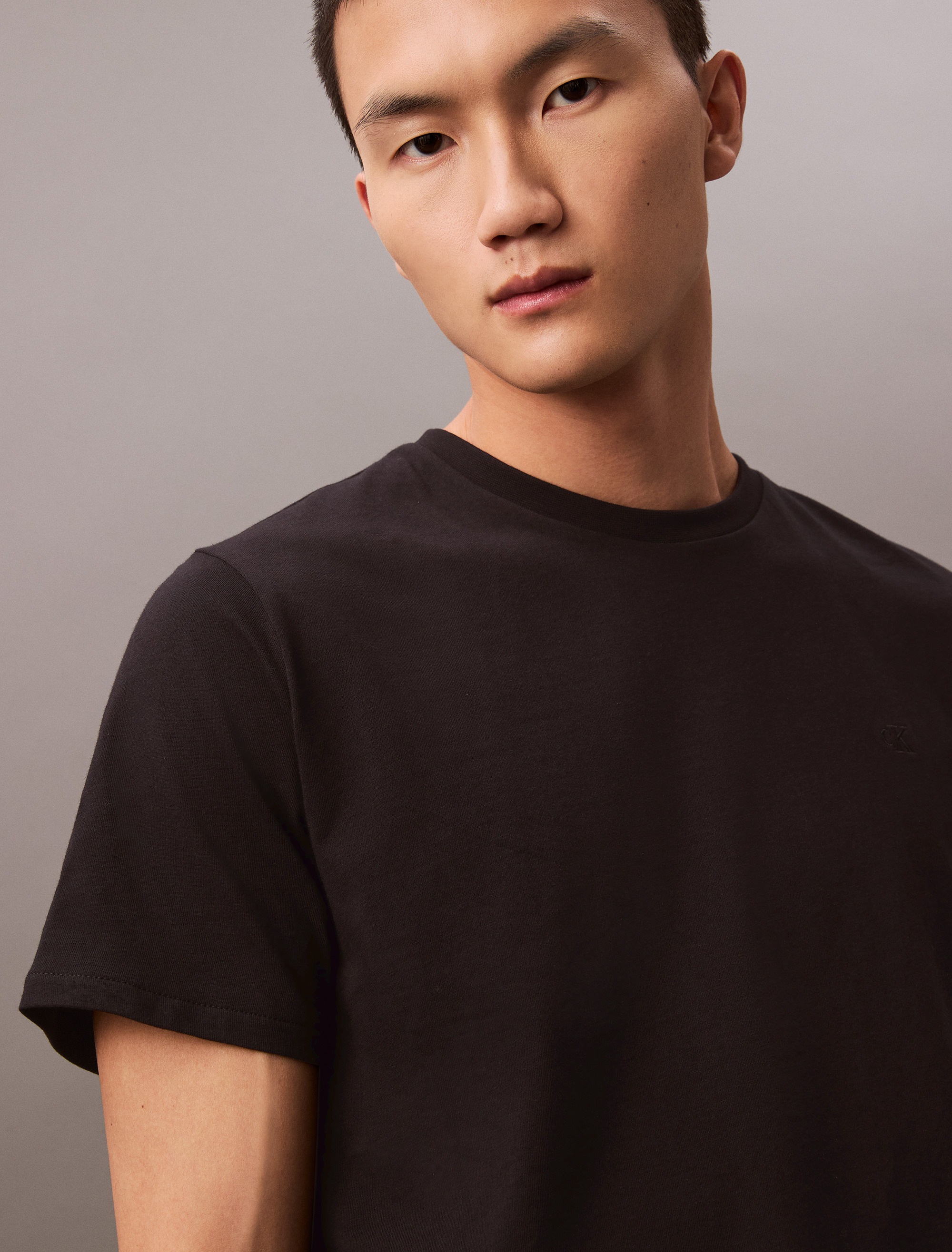 Calvin Klein Jeans T-Shirt »SS SMOOTH CTTN SOLID CREWNK TEE«, mit Logo