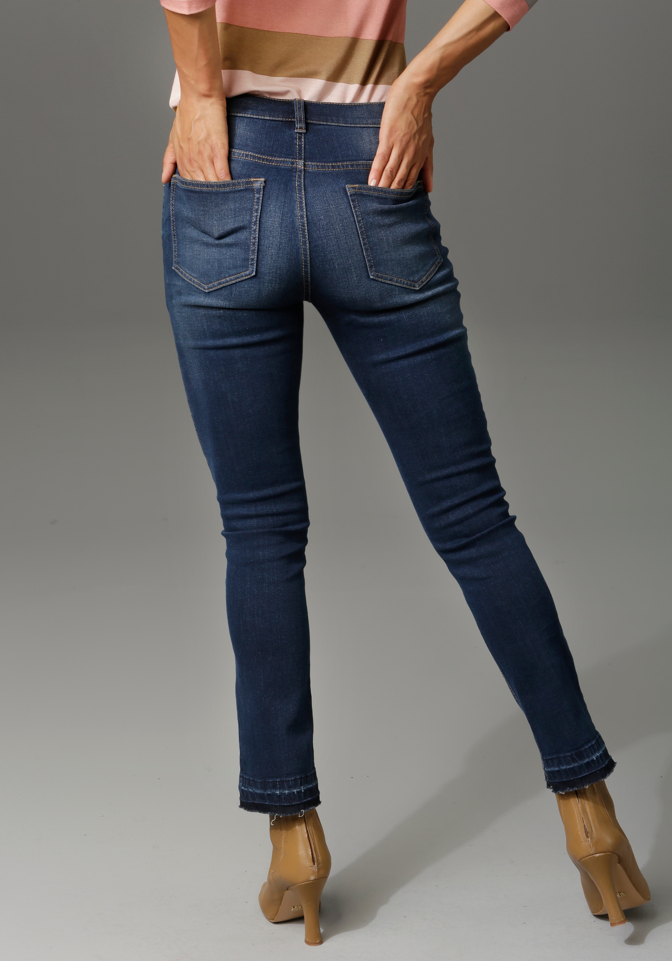 trendiger | mit am ausgefranstem Beinabschluss Waschung BAUR bestellen Bootcut-Jeans, CASUAL Aniston leicht für