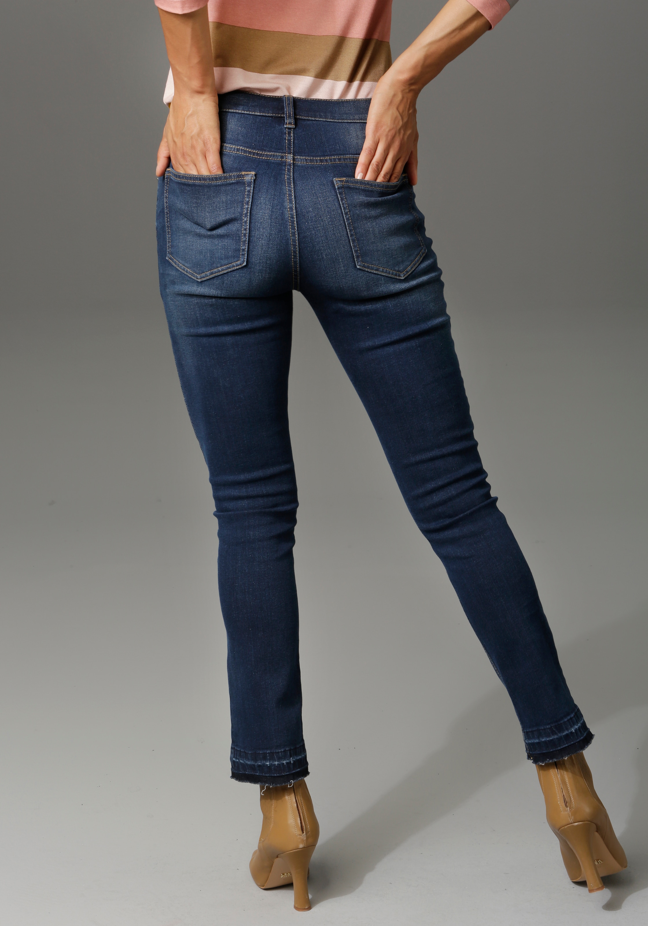 Aniston CASUAL Bootcut-Jeans, mit trendiger Waschung am leicht ausgefranste günstig online kaufen