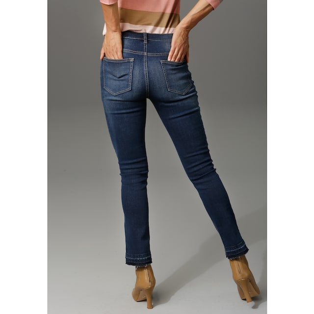 Aniston CASUAL Bootcut-Jeans, mit trendiger Waschung am leicht  ausgefranstem Beinabschluss für bestellen | BAUR
