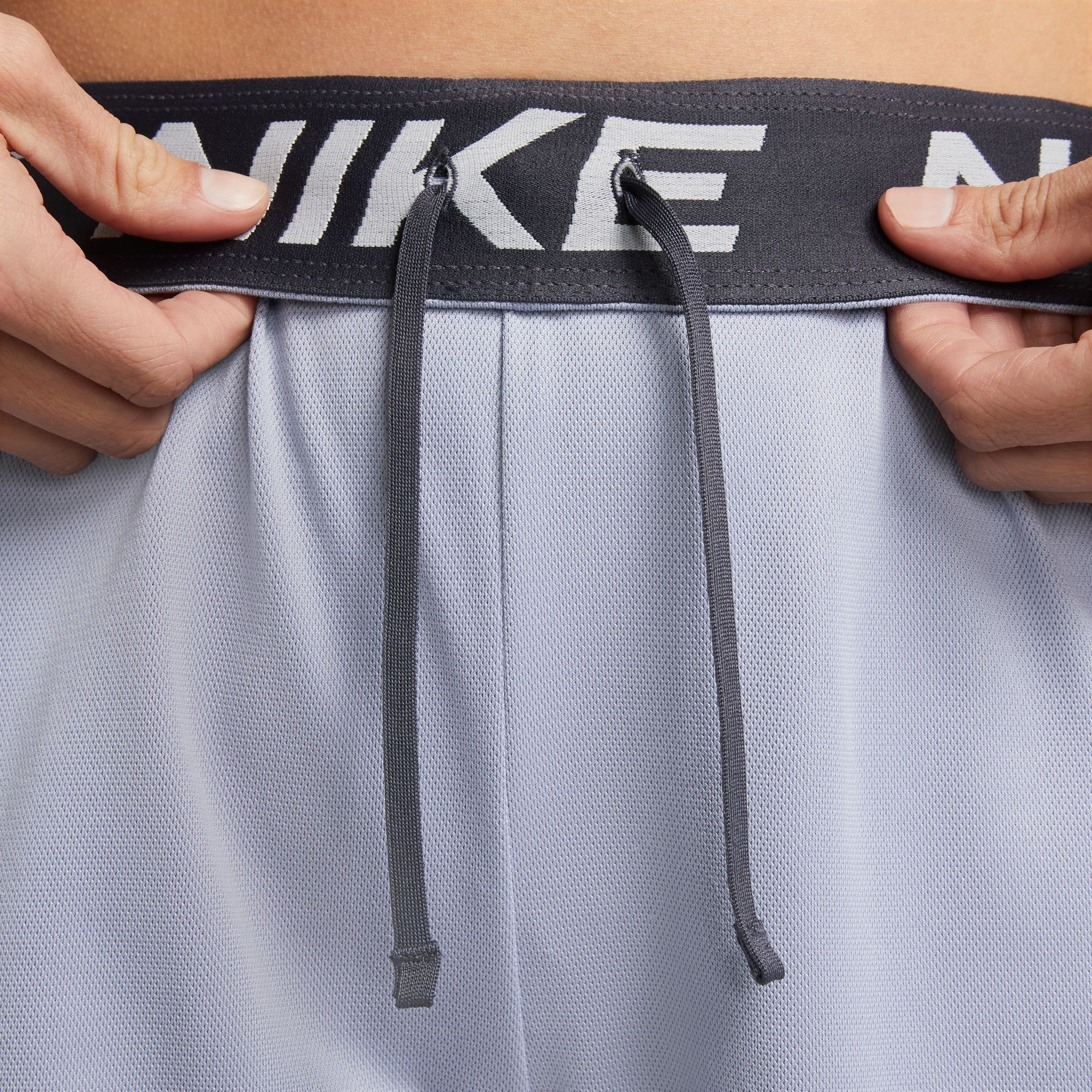 Nike Trainingsshorts »DRI-FIT ATTACK WOMEN'S MID-RISE UNLINED SHORTS«