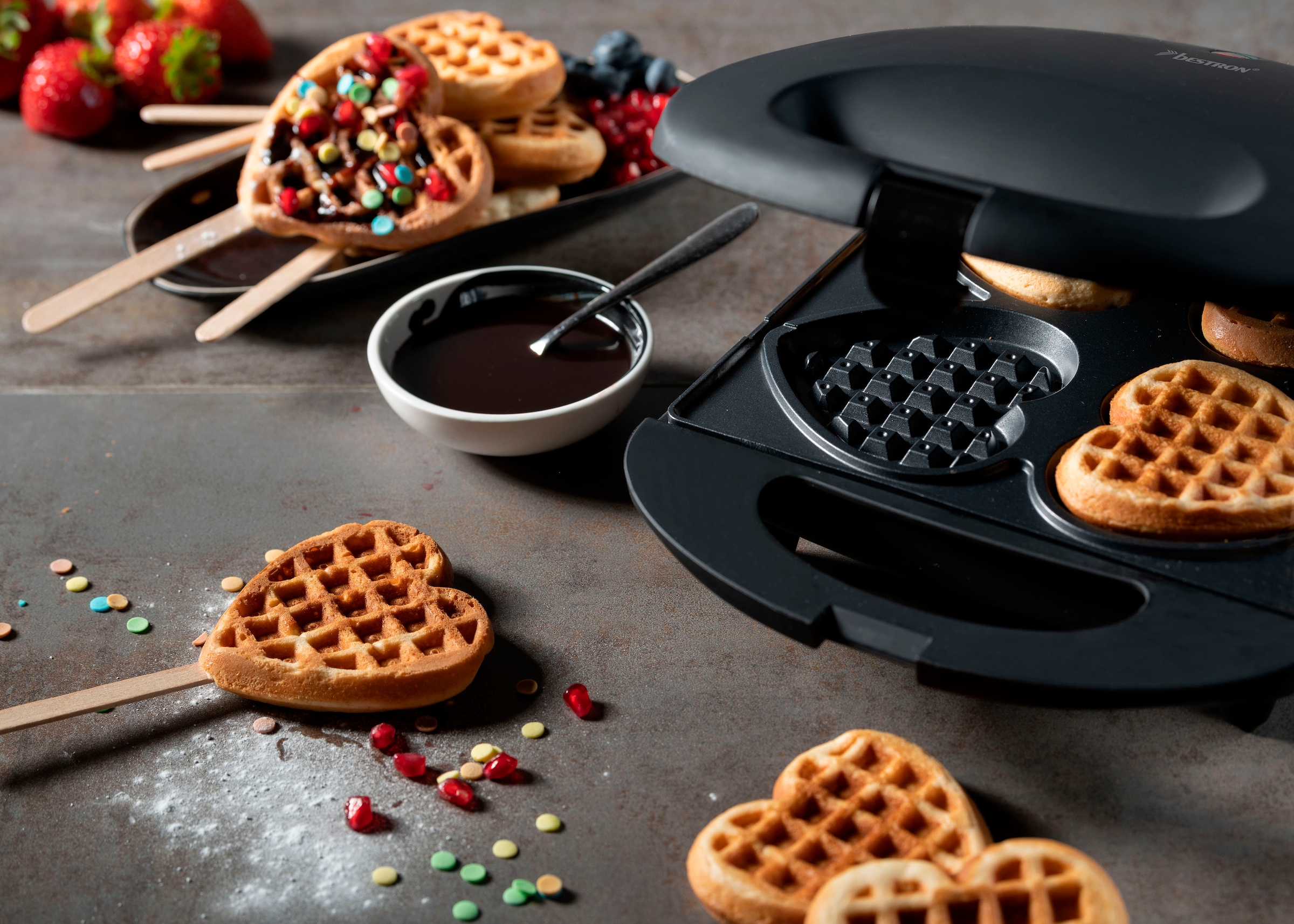 bestron Waffeleisen »DSW271 für Herzwaffeln am Stiel«, 780 W, für Herzwaffeln am Stiel, Retro Design