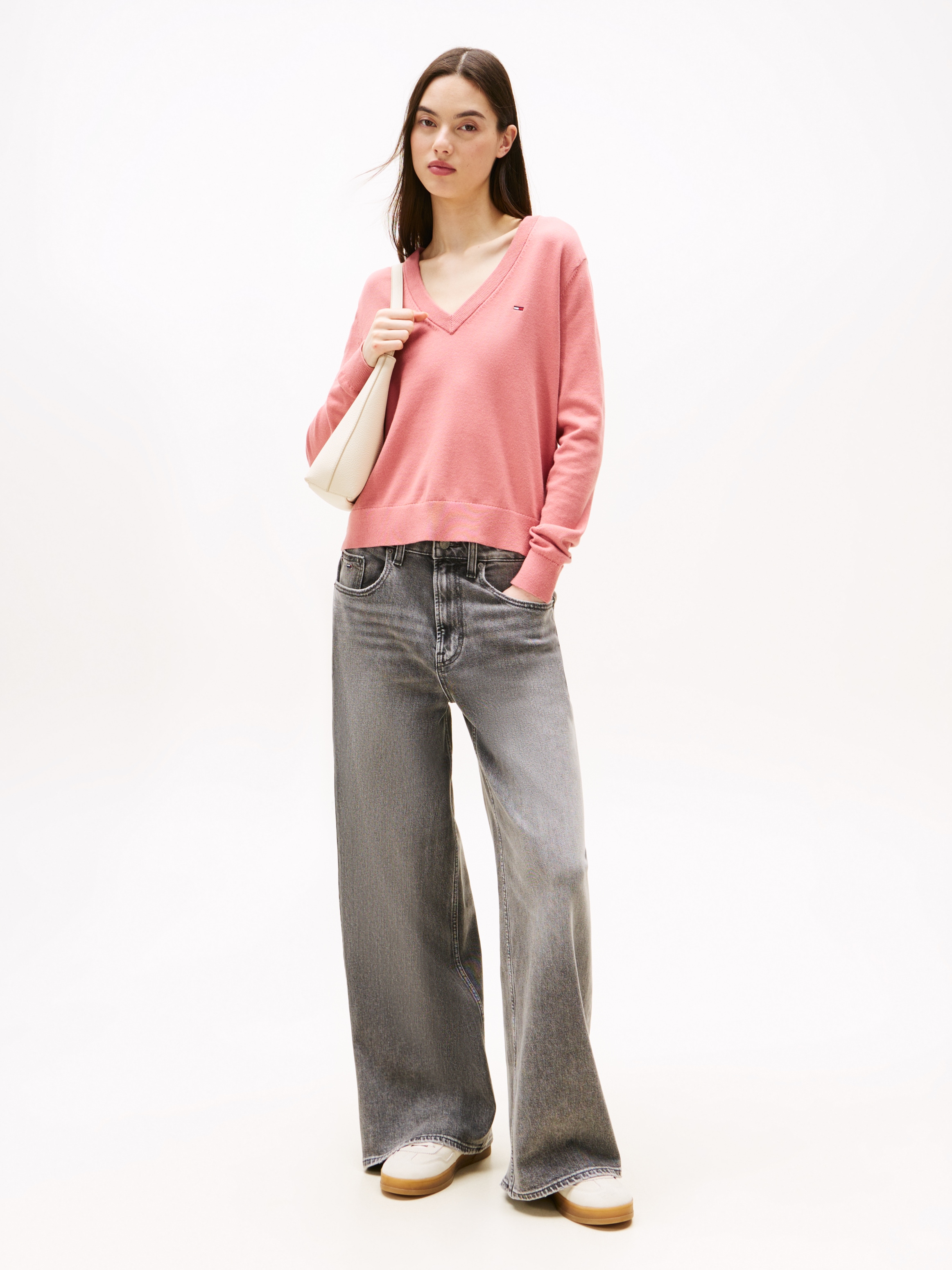 Tommy Jeans V-Ausschnitt-Pullover »TJW ESSENTIAL VNECK SWEATER EXT«, mit Logostickerei