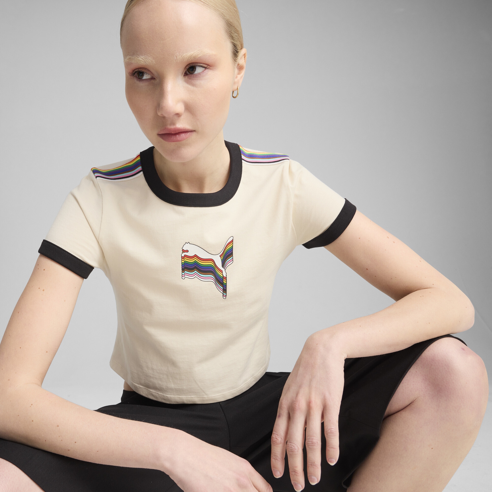 PUMA T-Shirt »EQUAL LOVE CONFEDERATION Kurzes figurbetontes T-Shirt mit Grafik«