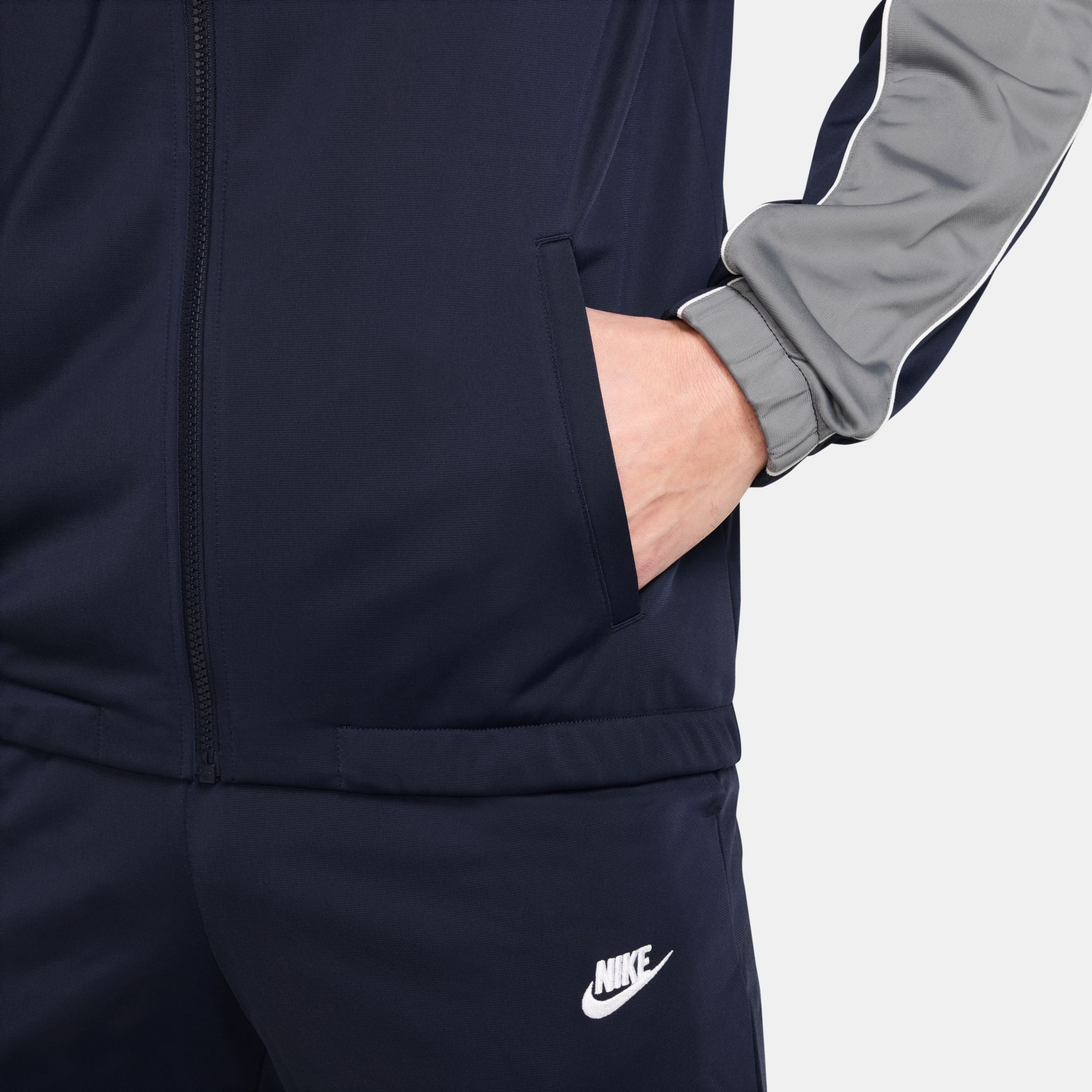 Nike Sportswear Trainingsanzug »Nike Sportswear Club Men's Poly-Knit Tracksuit« für sportliche Aktivitäten und Freizeit, leichtes Material