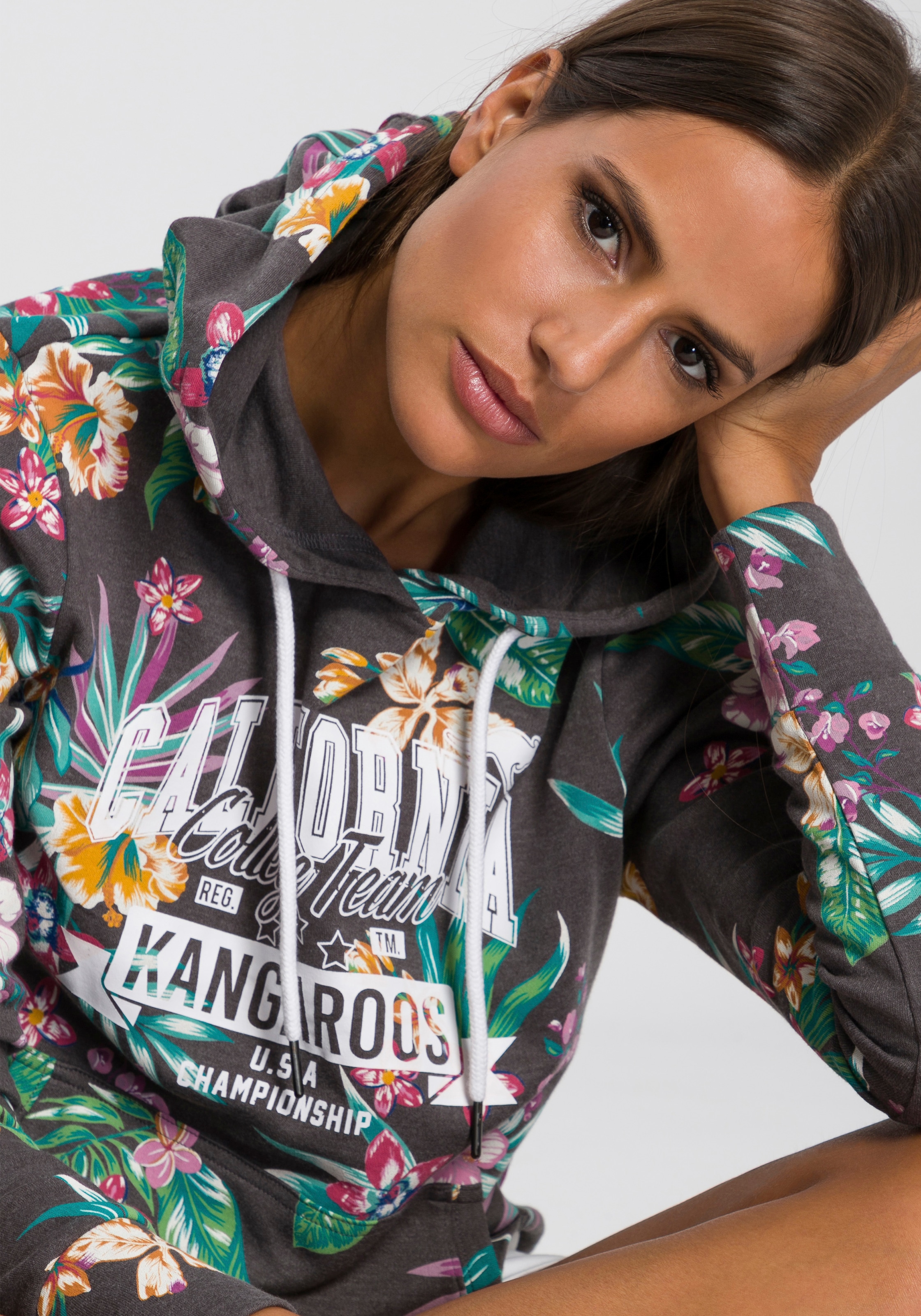 KangaROOS Kapuzensweatshirt, mit coolem Floral-Alloverprint & Logo-Print im College-Look