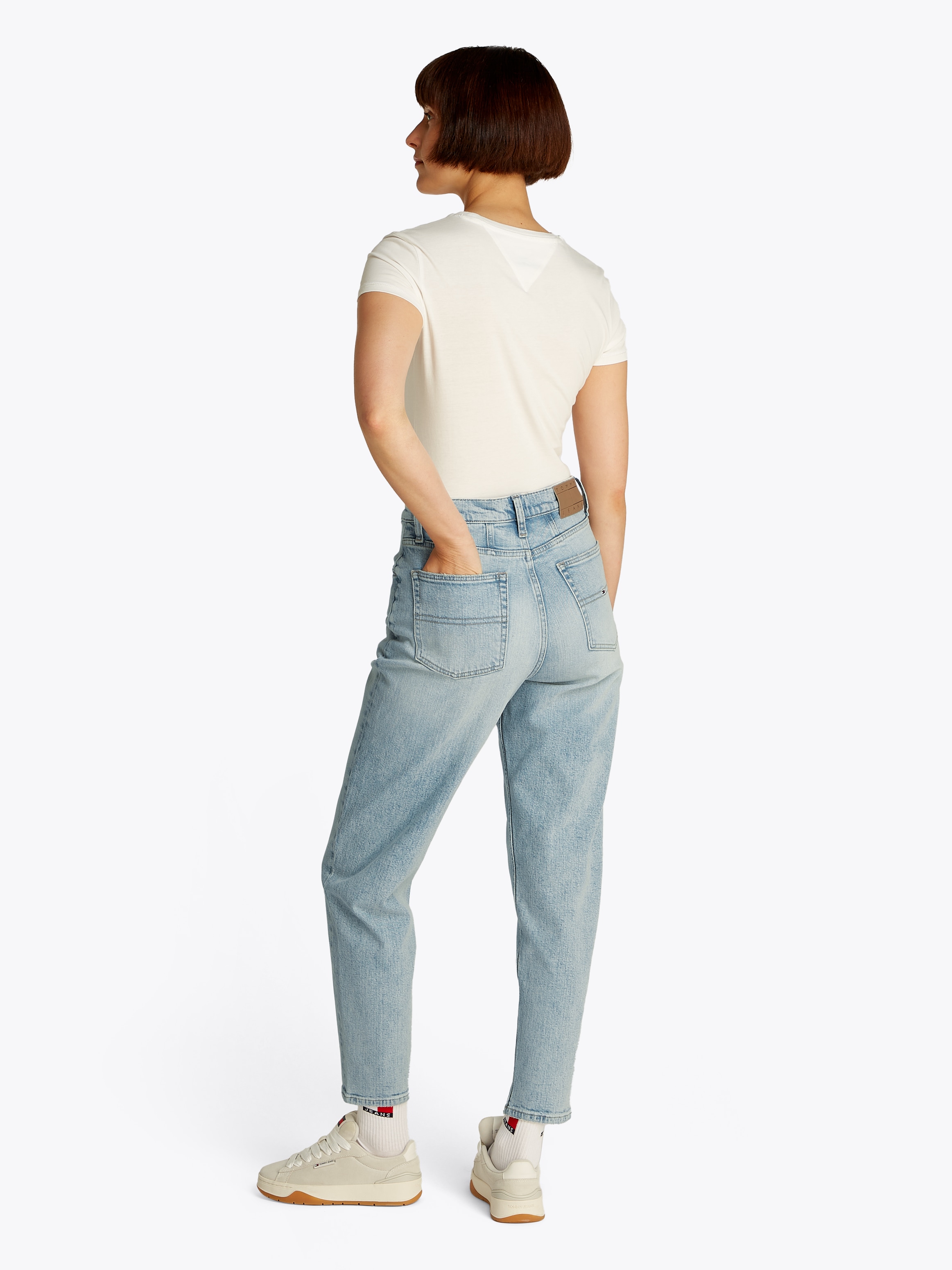 Tommy Jeans Mom-Jeans »MOM JEAN UH TPR«, mit Logo-Stickereien, in knöchelfreier Länge