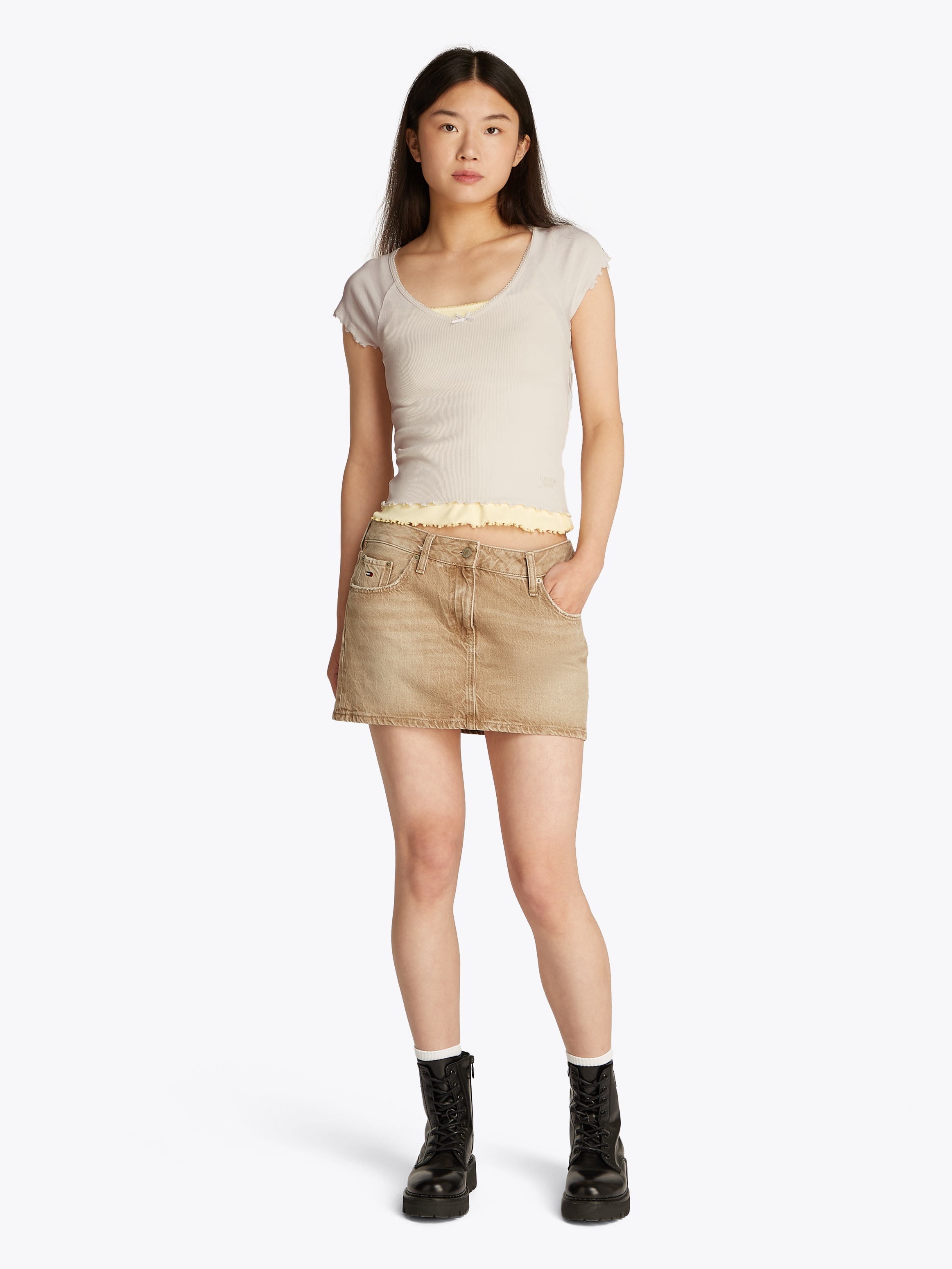 Kurzarmshirt TOMMY JEANS "TJW SLIM VNECK GMD RIB SS", Damen, Gr. XS (34), weiß (ancient weiß), Rippware, Obermaterial: 95% Baumwolle, 5% Elasthan, unifarben, figurbetont kurz, V-Ausschnitt, Raglanärmel Rollkante, Shirts, mit Rollkanten, im femininen Stil 3