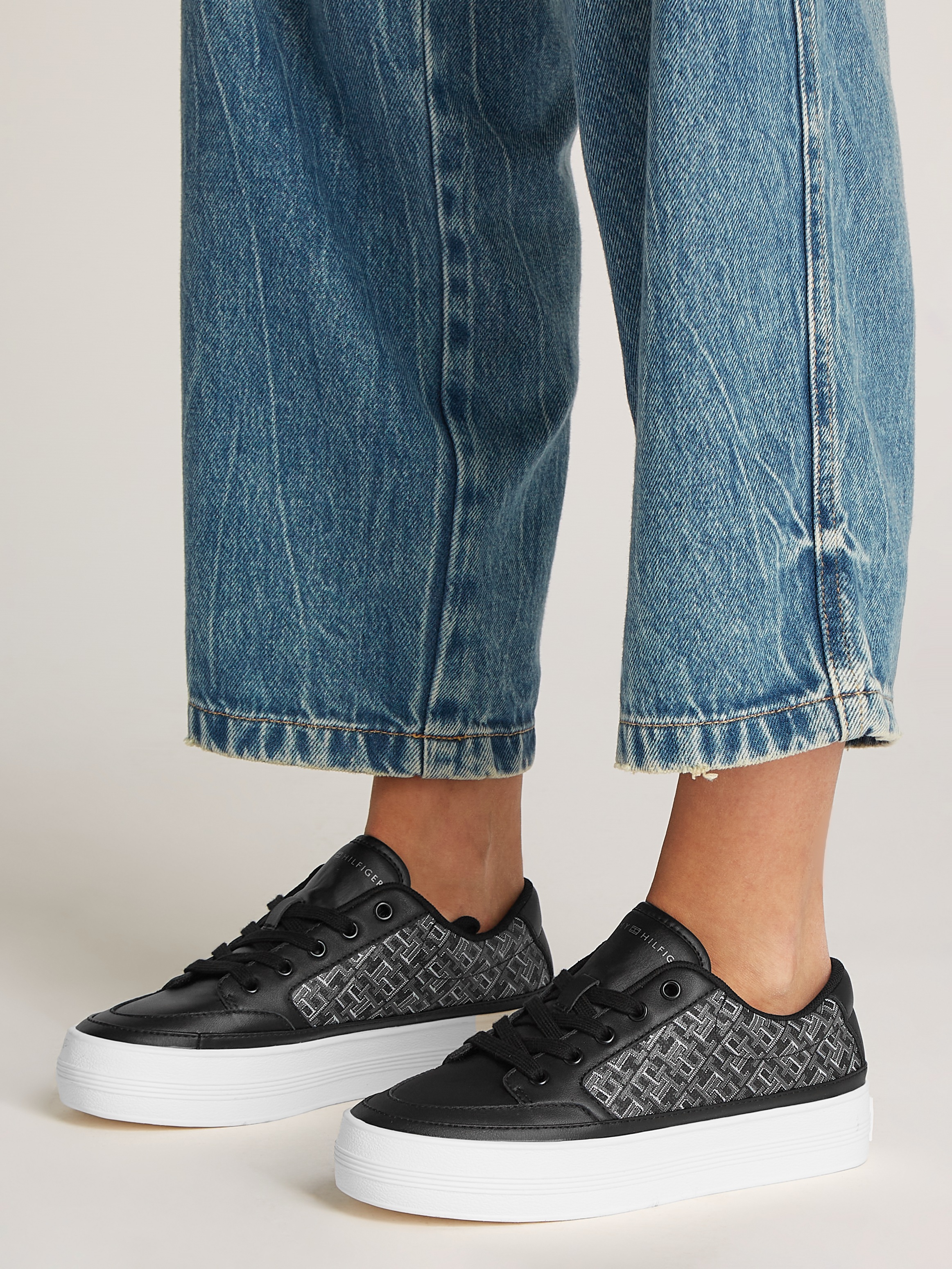 Tommy Hilfiger Plateausneaker »VULC LEATHER SNEAKER MONOGRAM«, Freizeitschuh, Halbschuh, Schnürschuh mit Allover-Logoprint