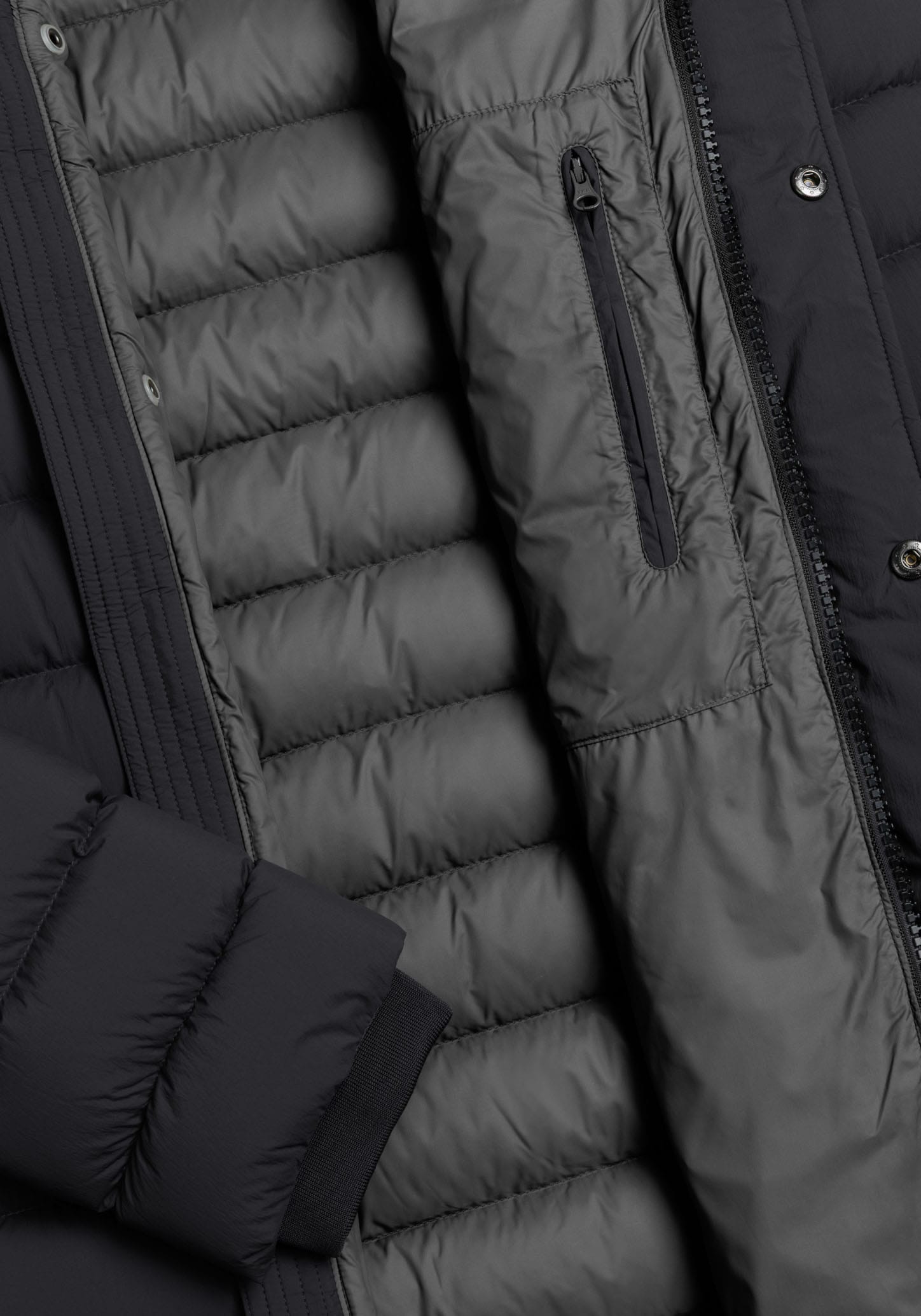 Colmar Daunenjacke mit Kapuze mit abnehmbarer Kapuze, Seitenschlitze mit Reißverschluss