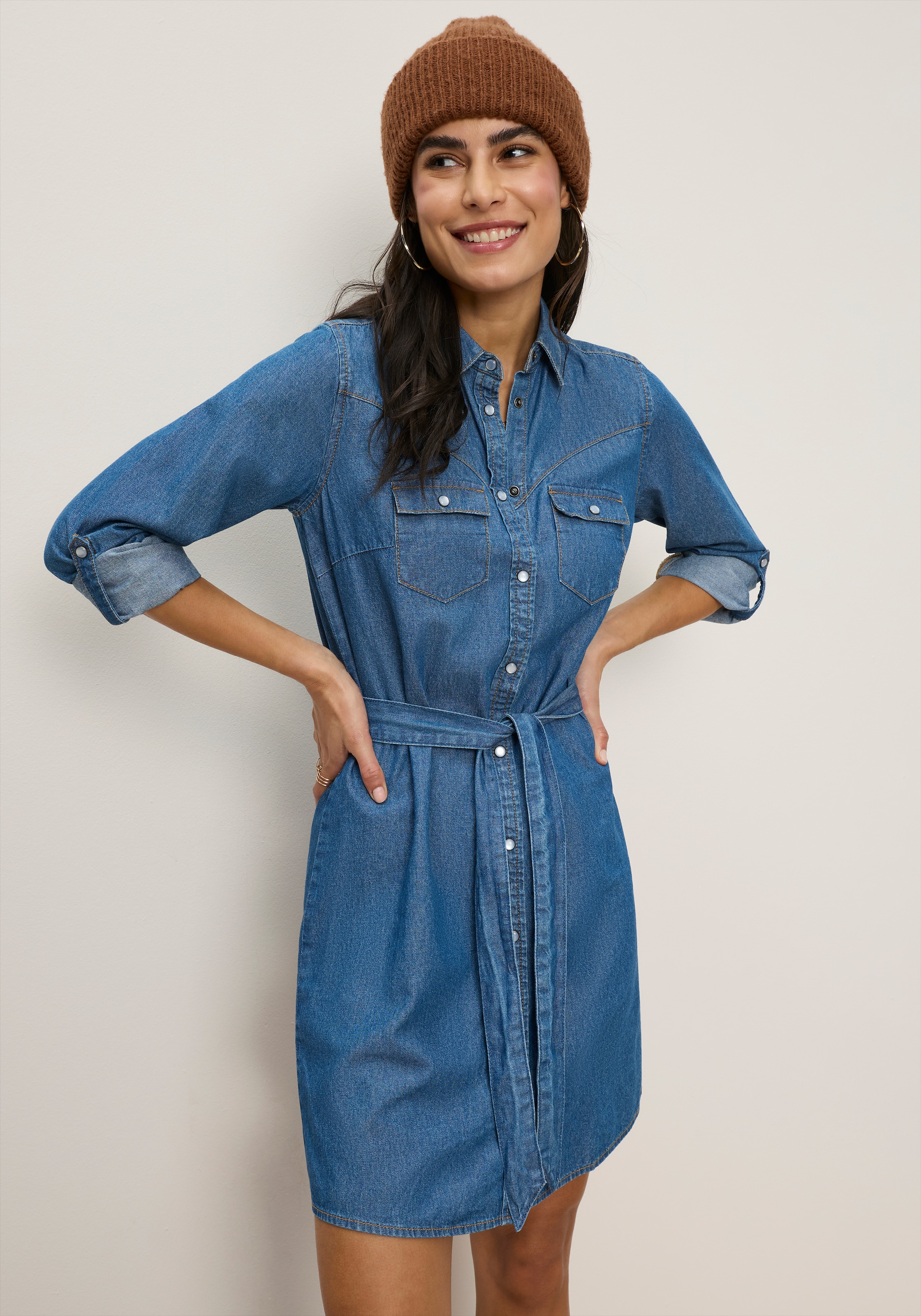 Tamaris Jeanskleid "aus Baumwoll-Denim mit praktischen Taschen" Brusttaschen Klappentaschen mit Hemdblusenkragen, figurbetonte Passform