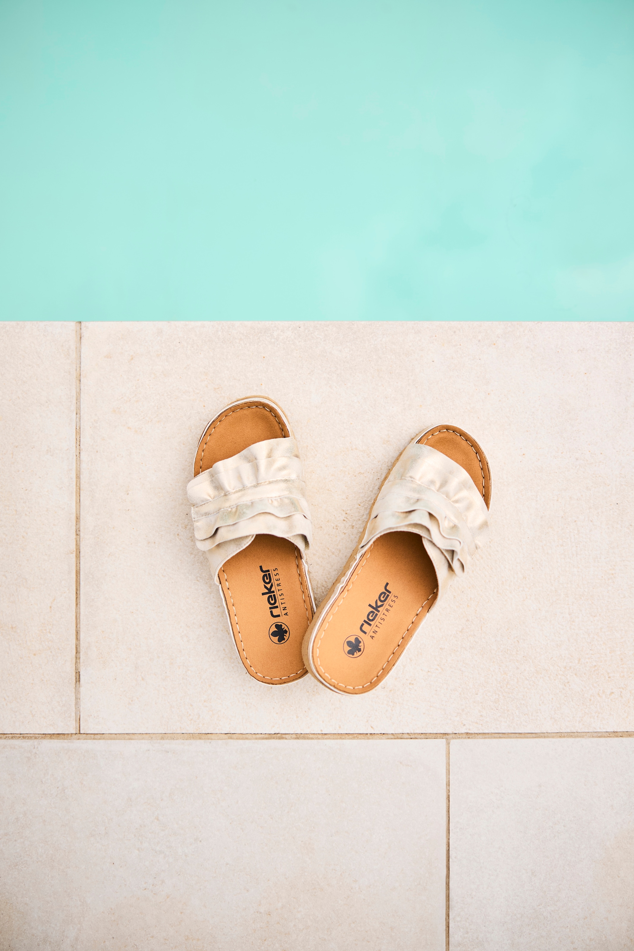 Rieker Pantolette, Sommerschuh, Strandschuh, Hausschuh mit modischer Plateausohle