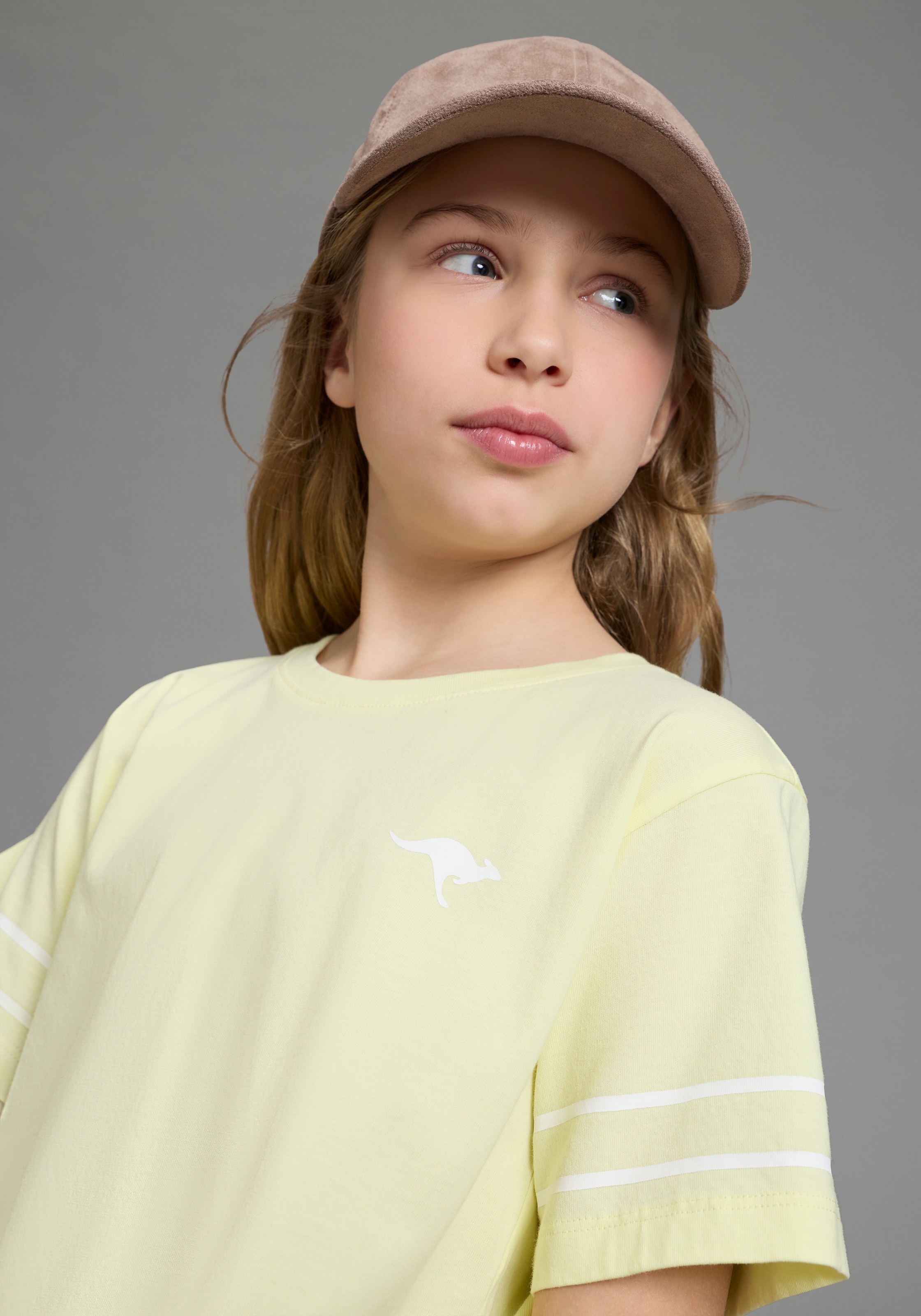 KangaROOS T-Shirt »Kangaroos mit trendigem Farbverlauf« kurzärmelig,  bequeme Passform,  mit Logodruck,  Rundhalsausschnitt