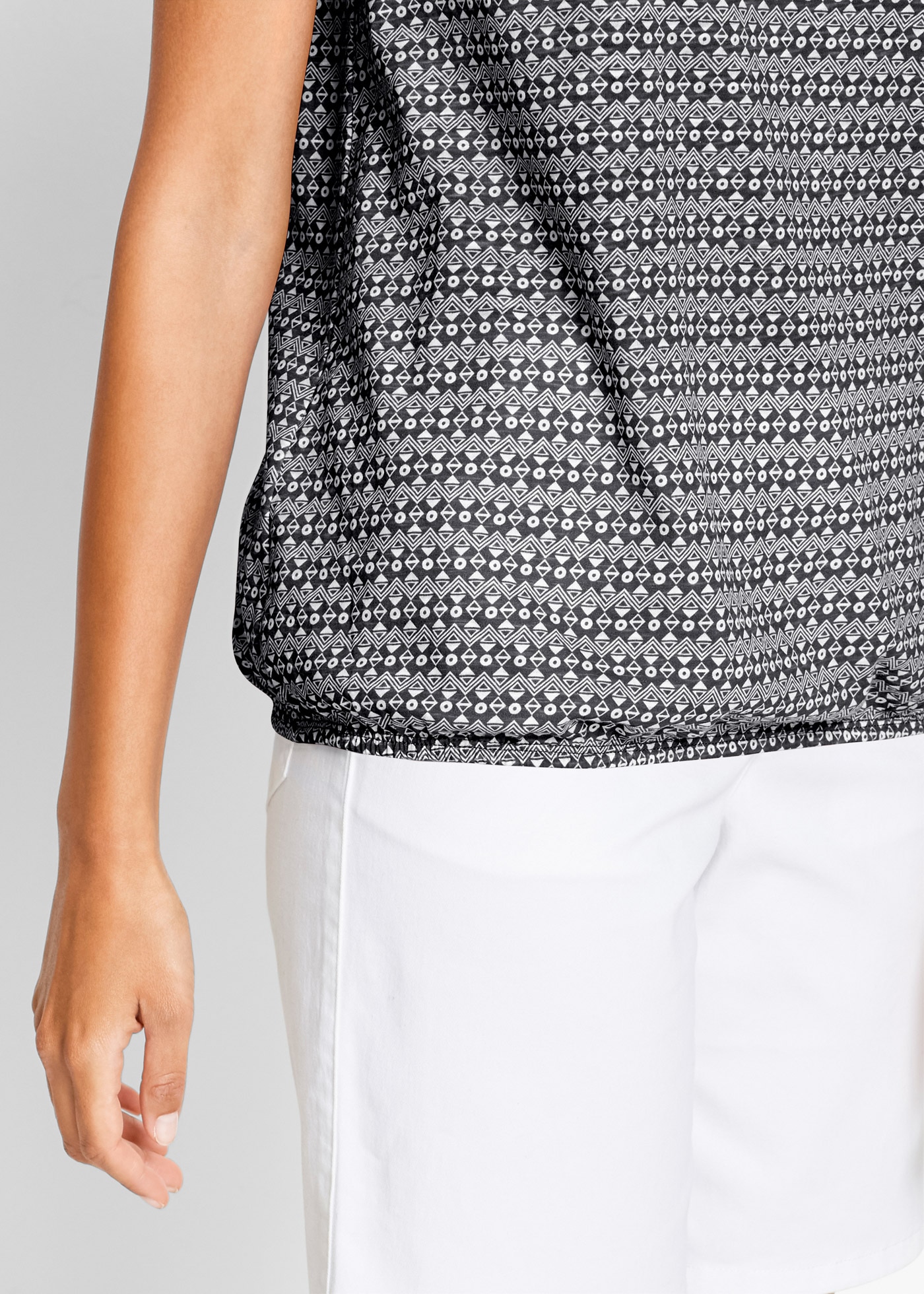 bonprix T-Shirt mit All-Over Print und Rundhalsausschnitt