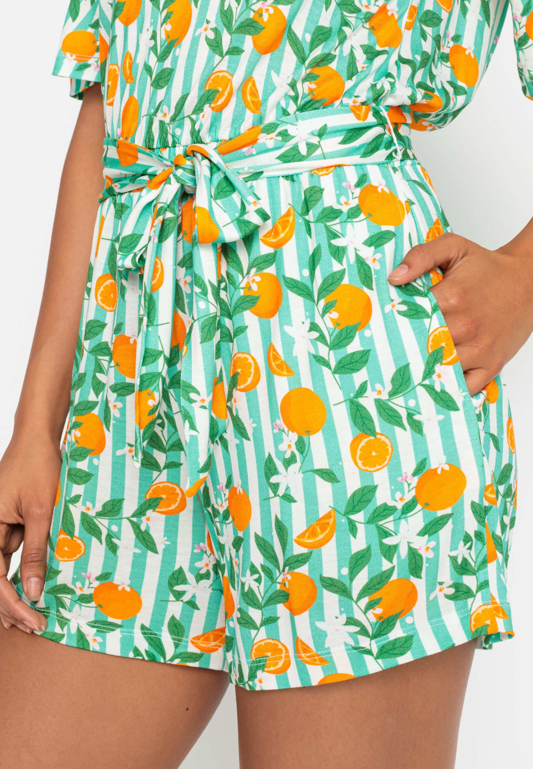 Buffalo Kurzoverall, (mit Bindegürtel), mit Alloverdruck, sommerlicher Jumpsuit, Strandmode