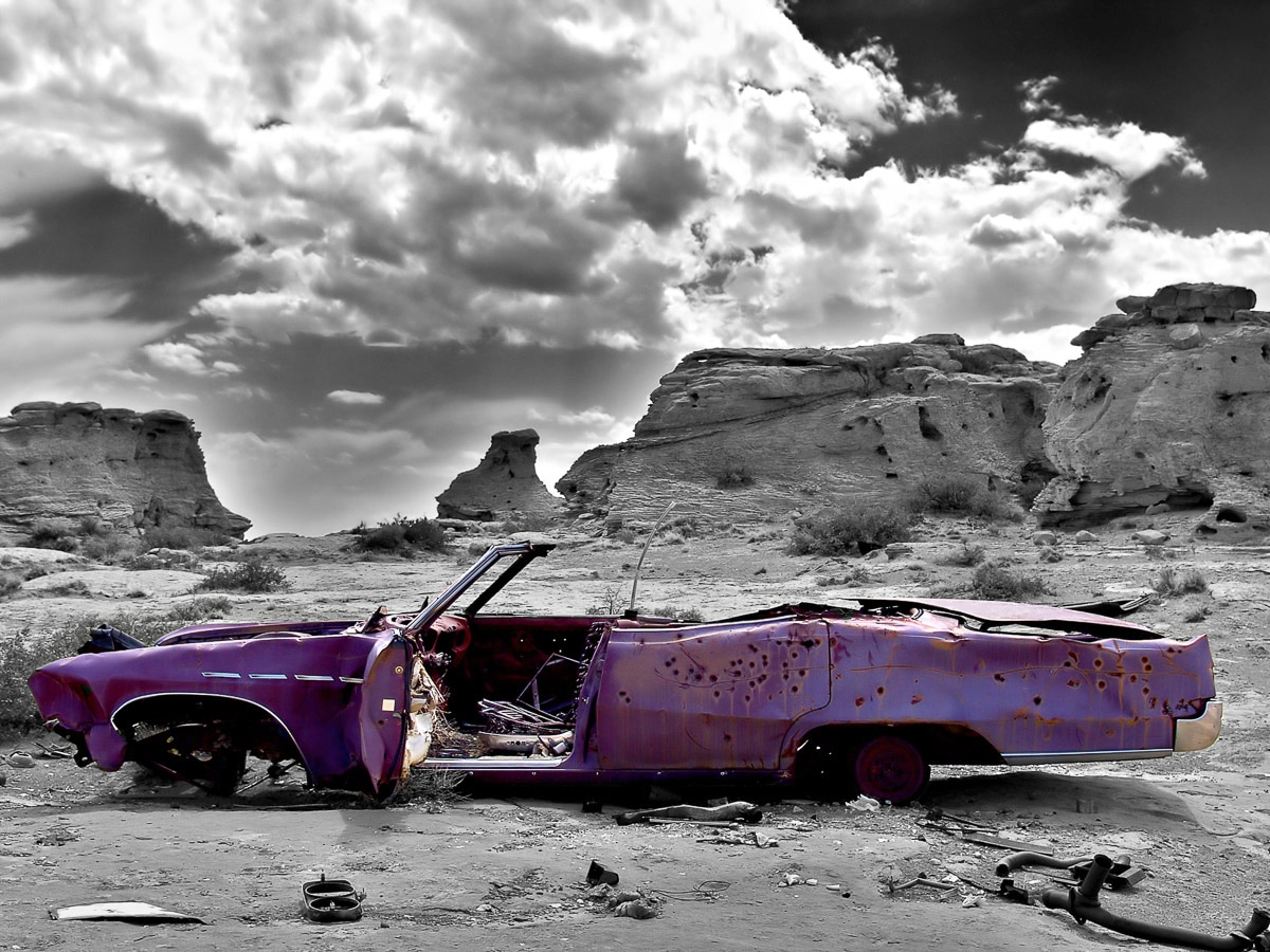 Papermoon Fototapete "Lila Autowrack Schwarz & Weiß"