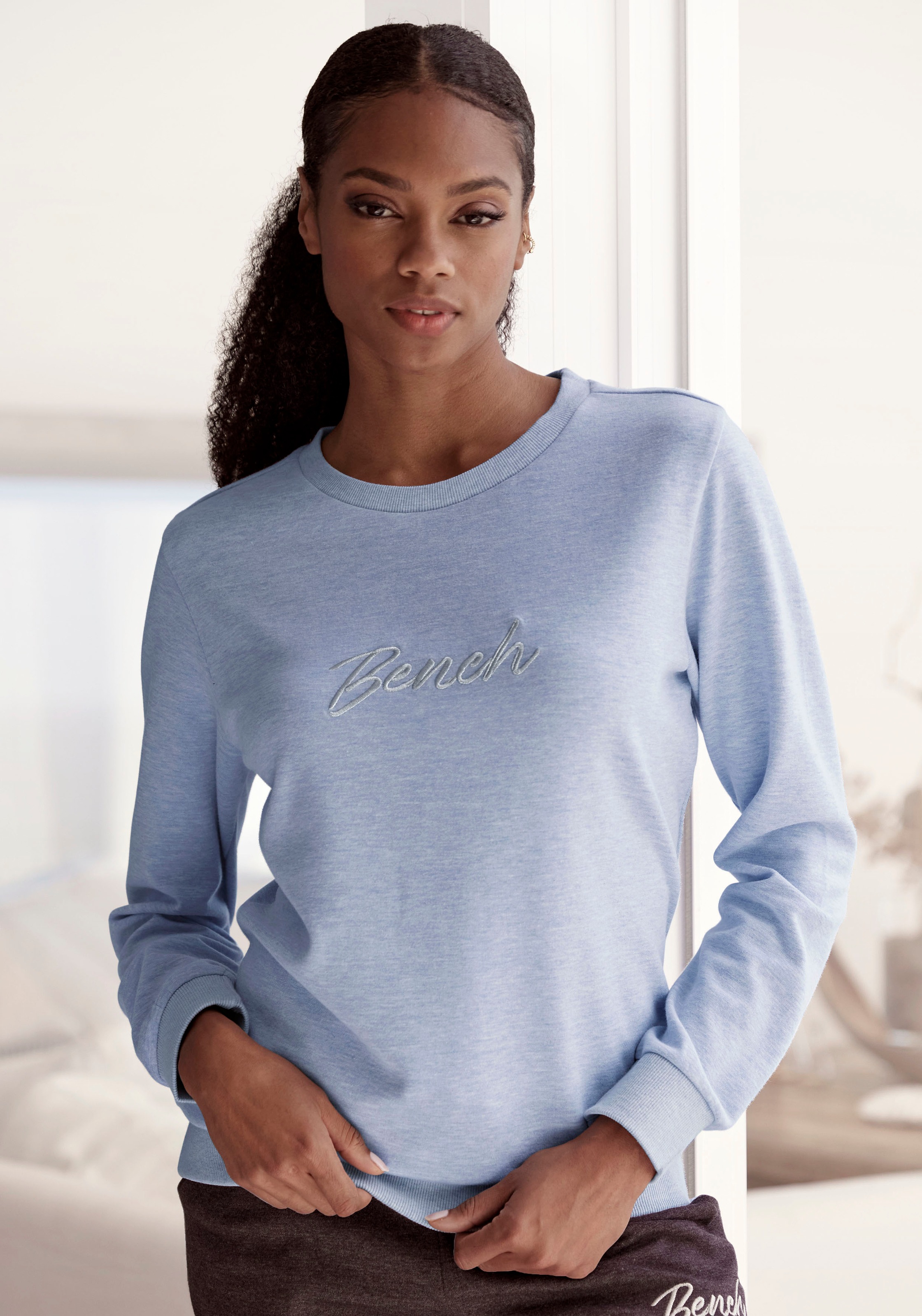 Bench. Loungewear Sweatshirt "-Loungeshirt", mit glänzender Logostickerei, Loungewear, Loungeanzug