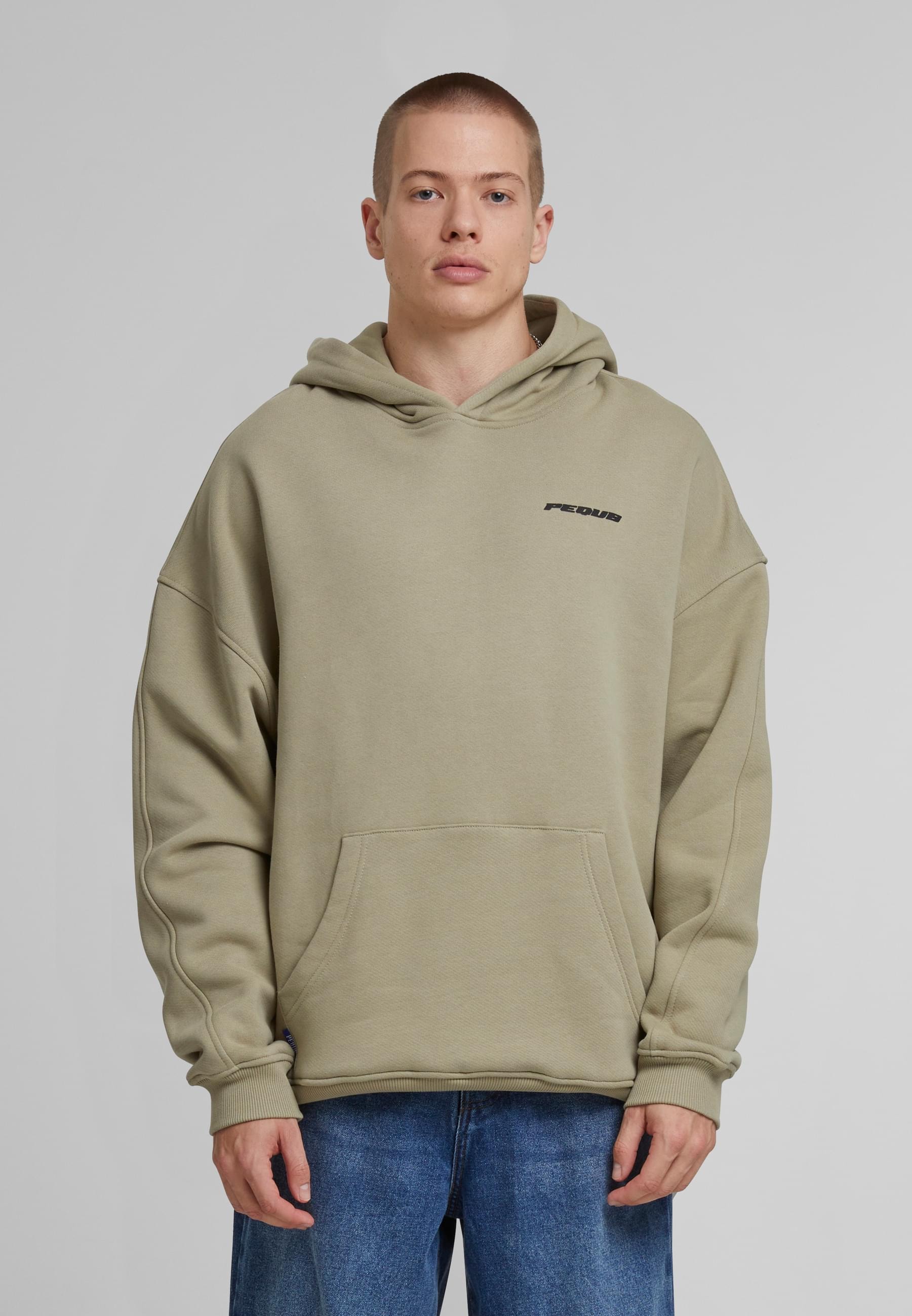 PEQUS Kapuzensweatshirt »PEQUS PEQUS Plágia Chest Logo Hoodie«, (1 tlg.)