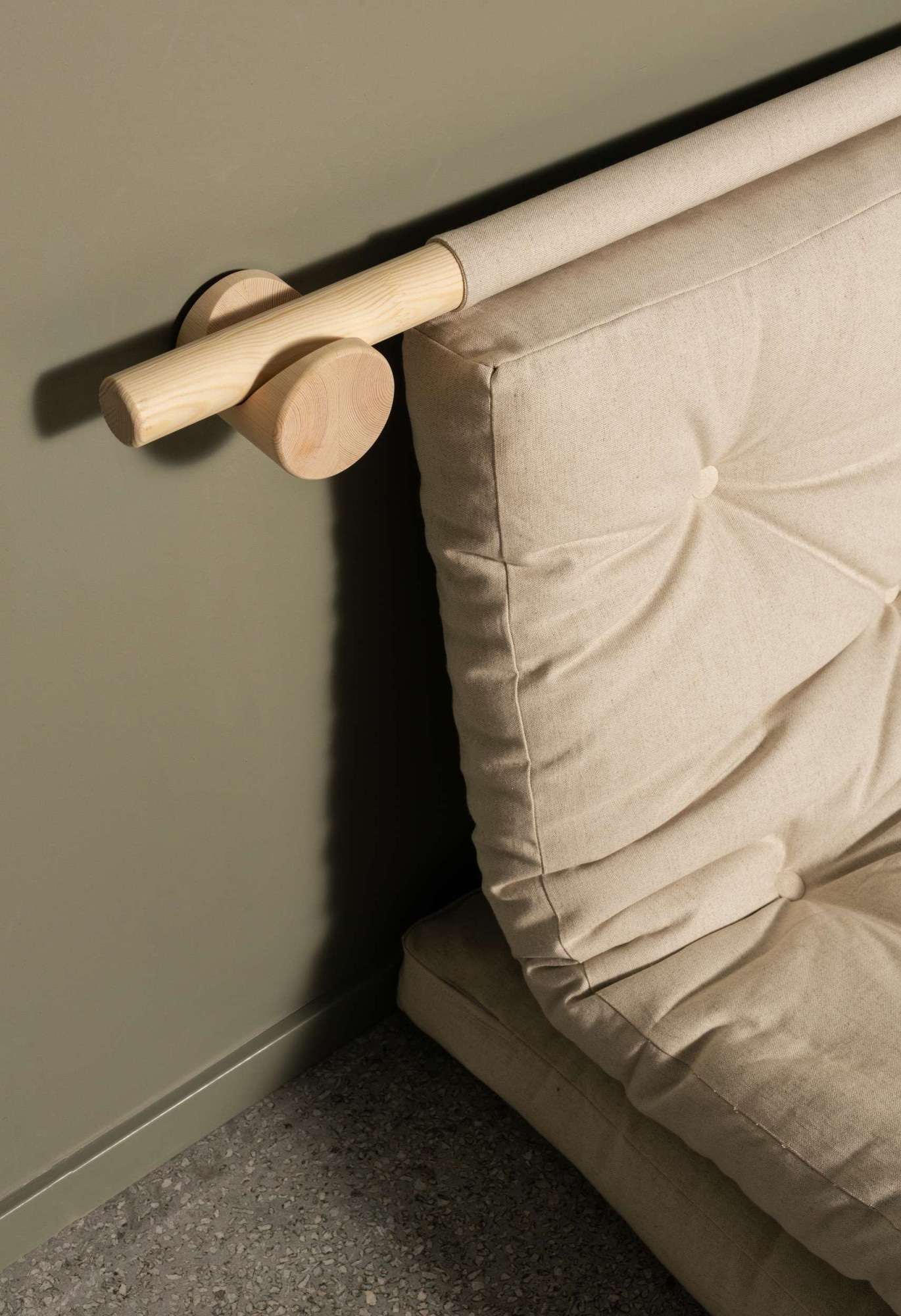 Karup Design Schlafsofa »Hooked Schlafsessel, Sitz- und Schlafplatz, Wandmontiert, platzsparend«, Futonmatratze inkl. Halterungsset aus FSC®-zertifiziertem Massivholz