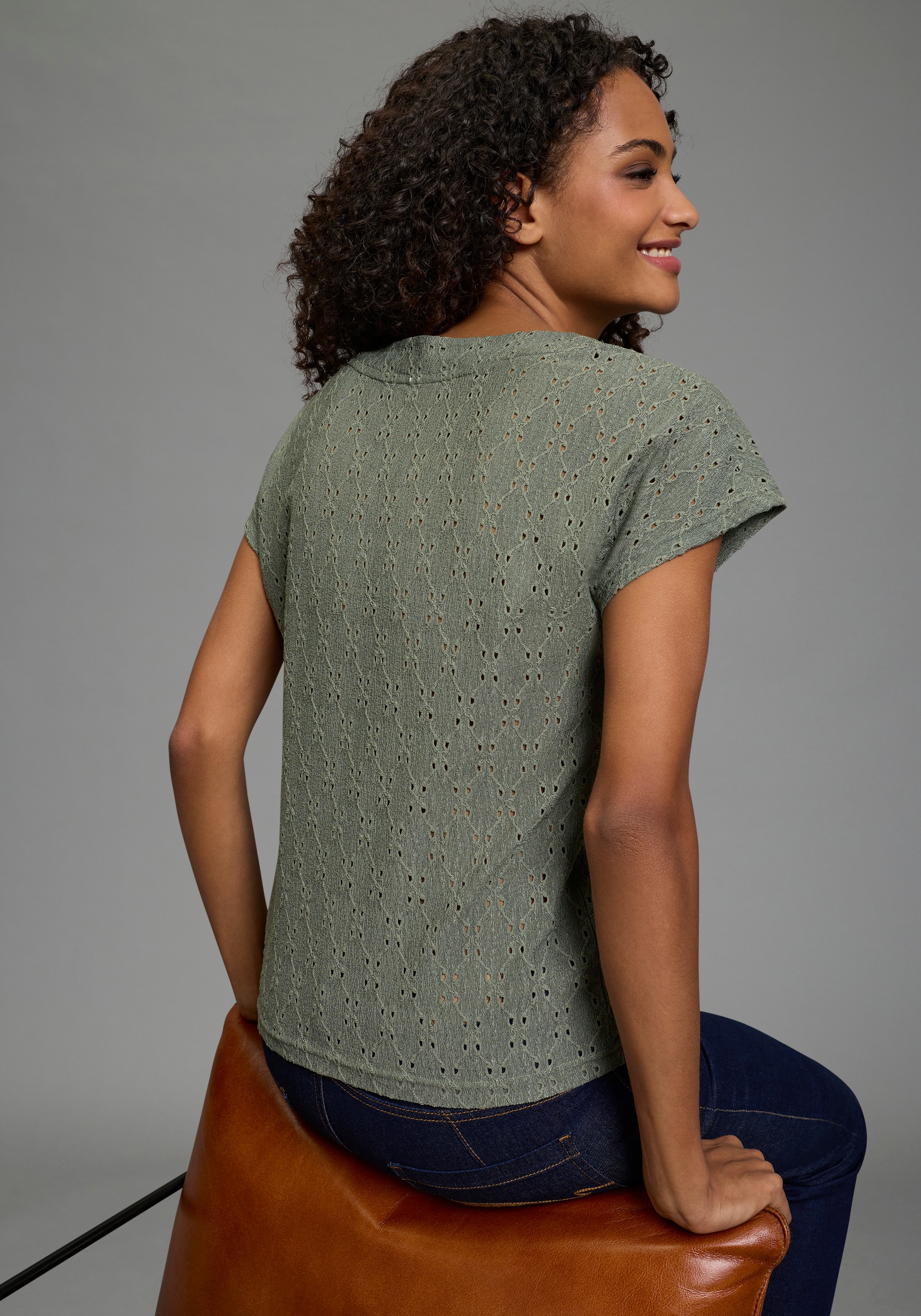 KangaROOS T-Shirt figurumspielende Passform, kurze Ärmel, hüftlange Schnitt günstig online kaufen