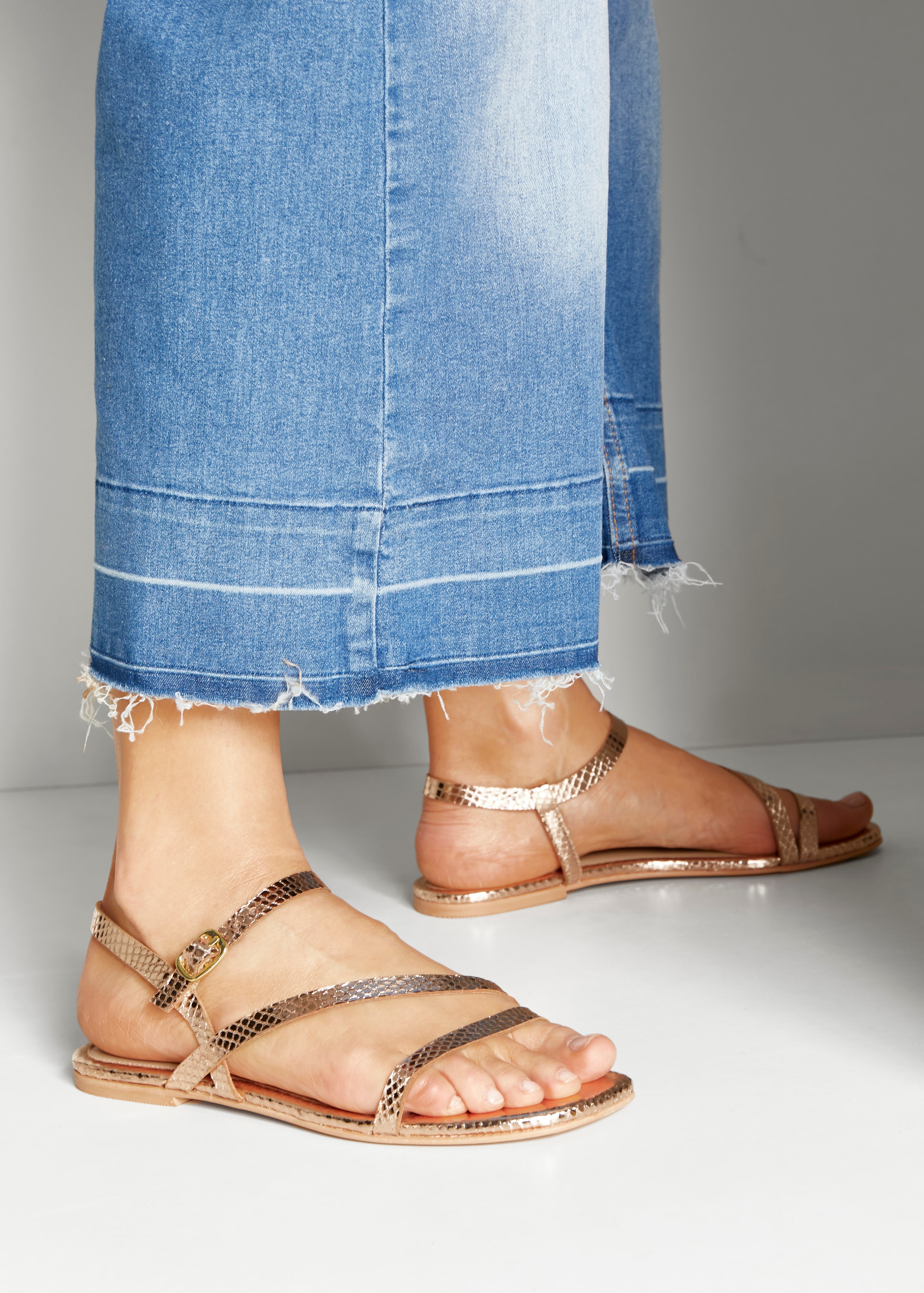 LASCANA Sandale »Sommerschuh«, Sandalette, Sommerschuh aus Leder mit modischer Metallic-Optik