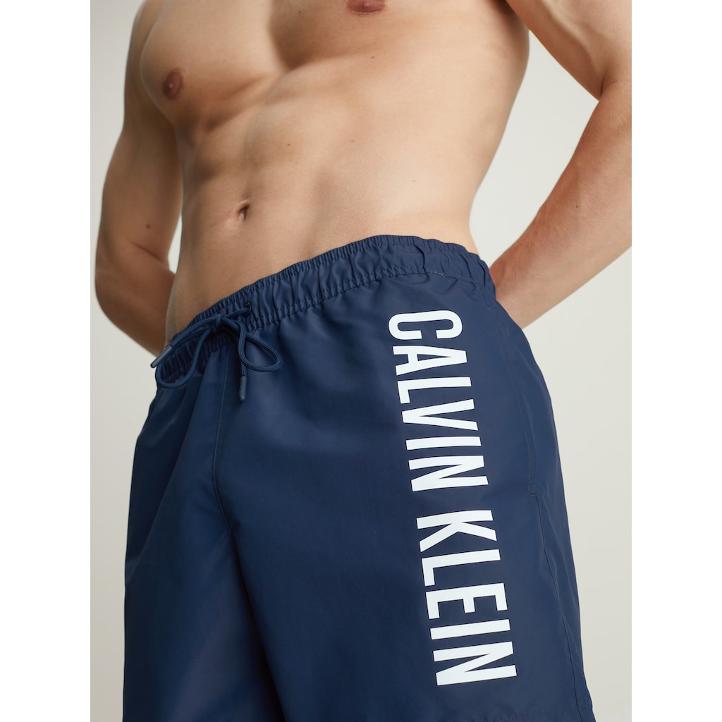 Calvin Klein Swimwear Badeshorts »MEDIUM DRAWSTRING«, mit kontrastfarbenem Logo-Schrifztug am Bein