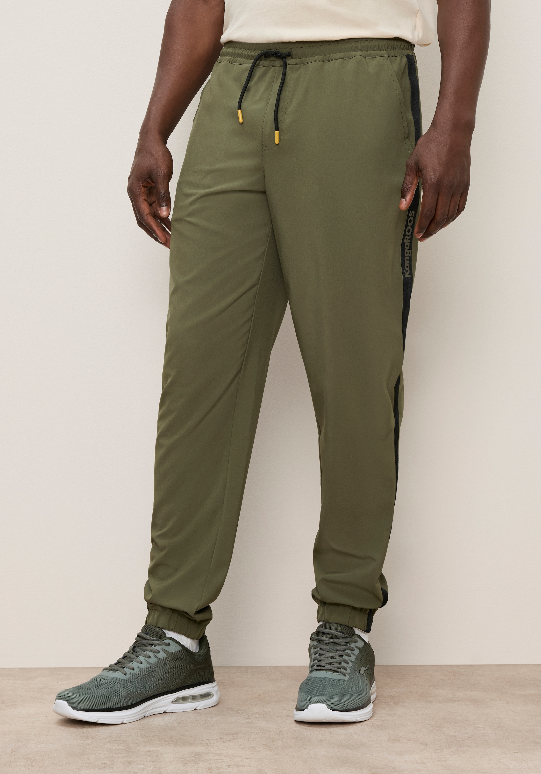 KangaROOS Jogger Pants Slim Fit, aus leichtem, elastischen Funktionsmaterial