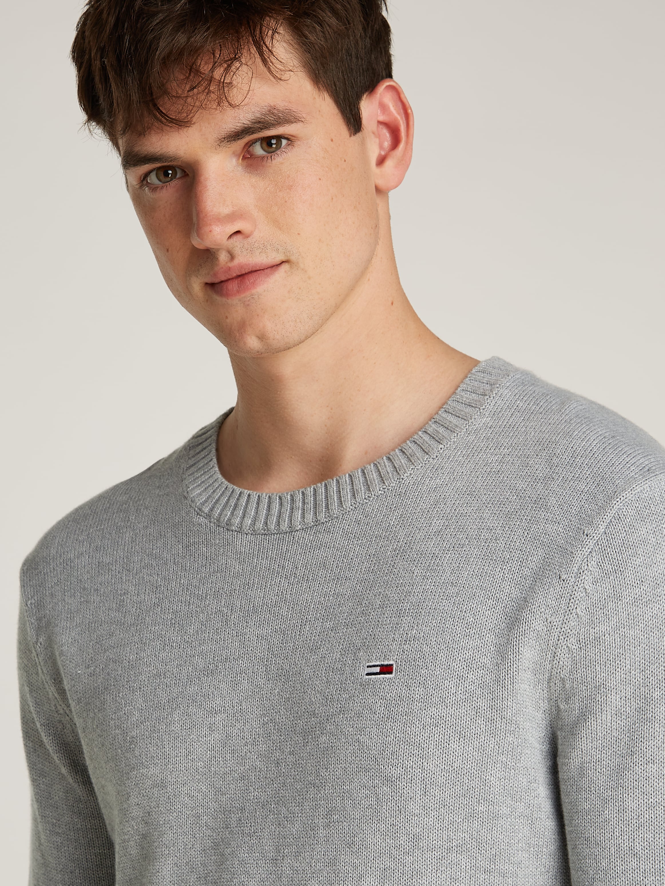 Tommy Jeans Strickpullover »TJM SLIM ESSNTLS C-NECK SWEATER«, mit Markenlogo auf der Brust