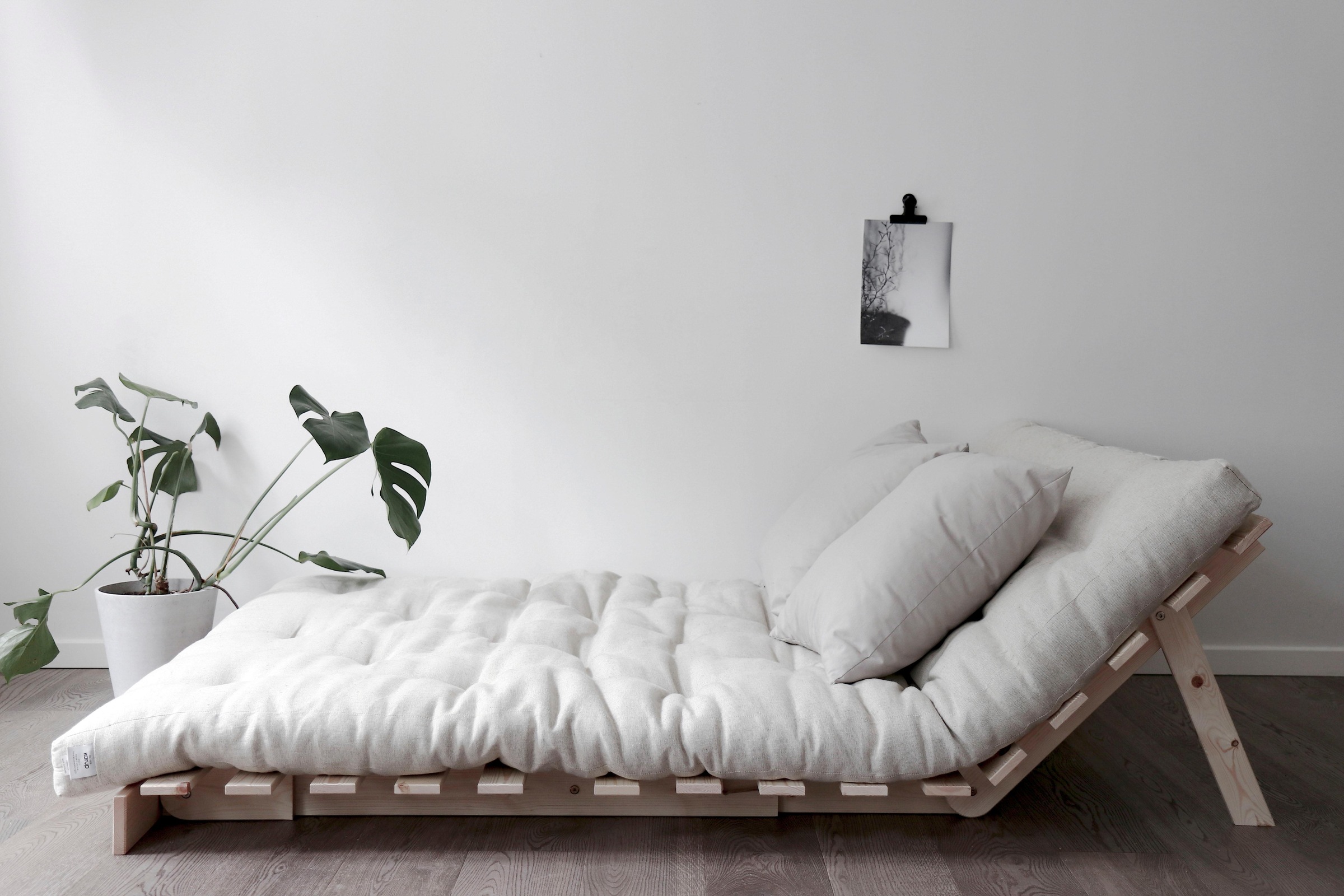 Karup Design Daybett »Daybett Roots Schlafsofa – Gästebett & Sofa aus FSC®-Kiefer«, Inkl. Futonmatratze, in mehreren Größen & Farben erhältlich