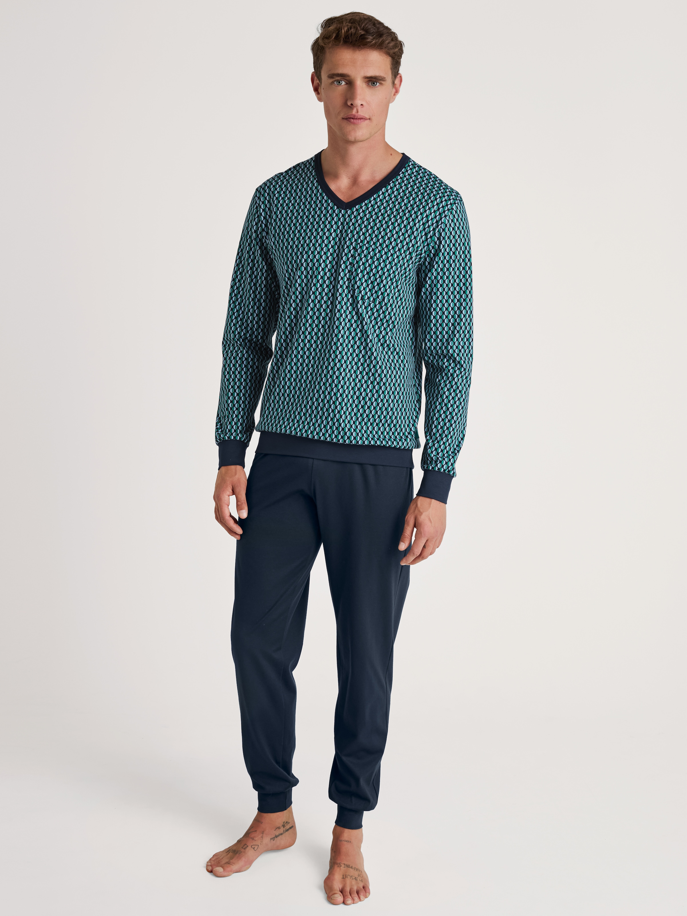 CALIDA Schlafanzug "Relax Imprint", 2 Stk. Gemustertes Oberteil mit V-Aussc günstig online kaufen