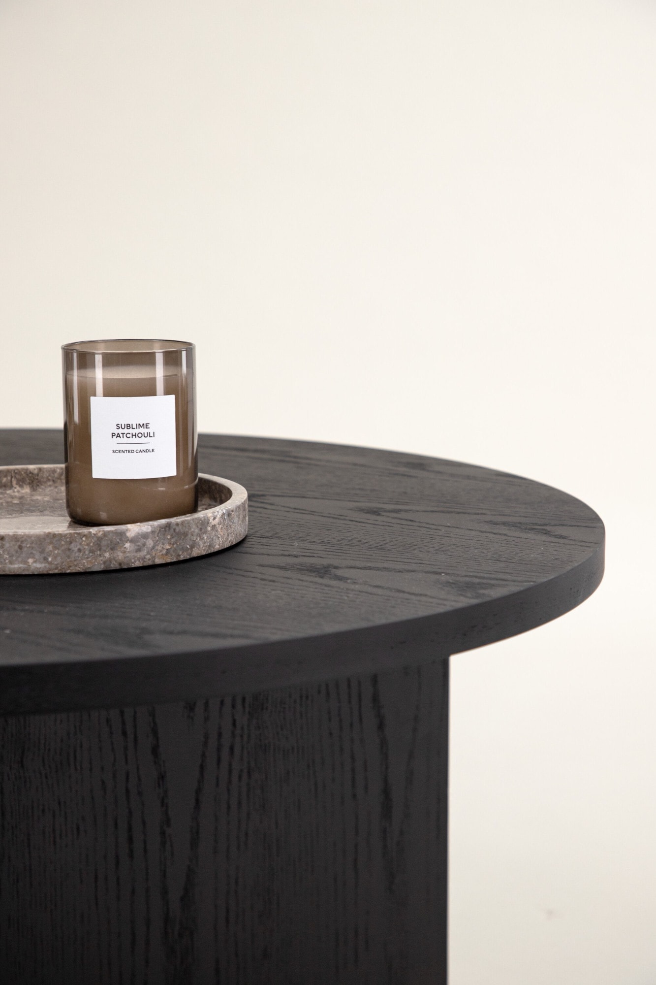 Venture Home Couchtisch »Saltö, kompakter Couchtisch in Holzfurnier-Optik, Schwarz, Ø 65 cm« Sofatisch, Furnier, rund, kompakt, niedrig, edel