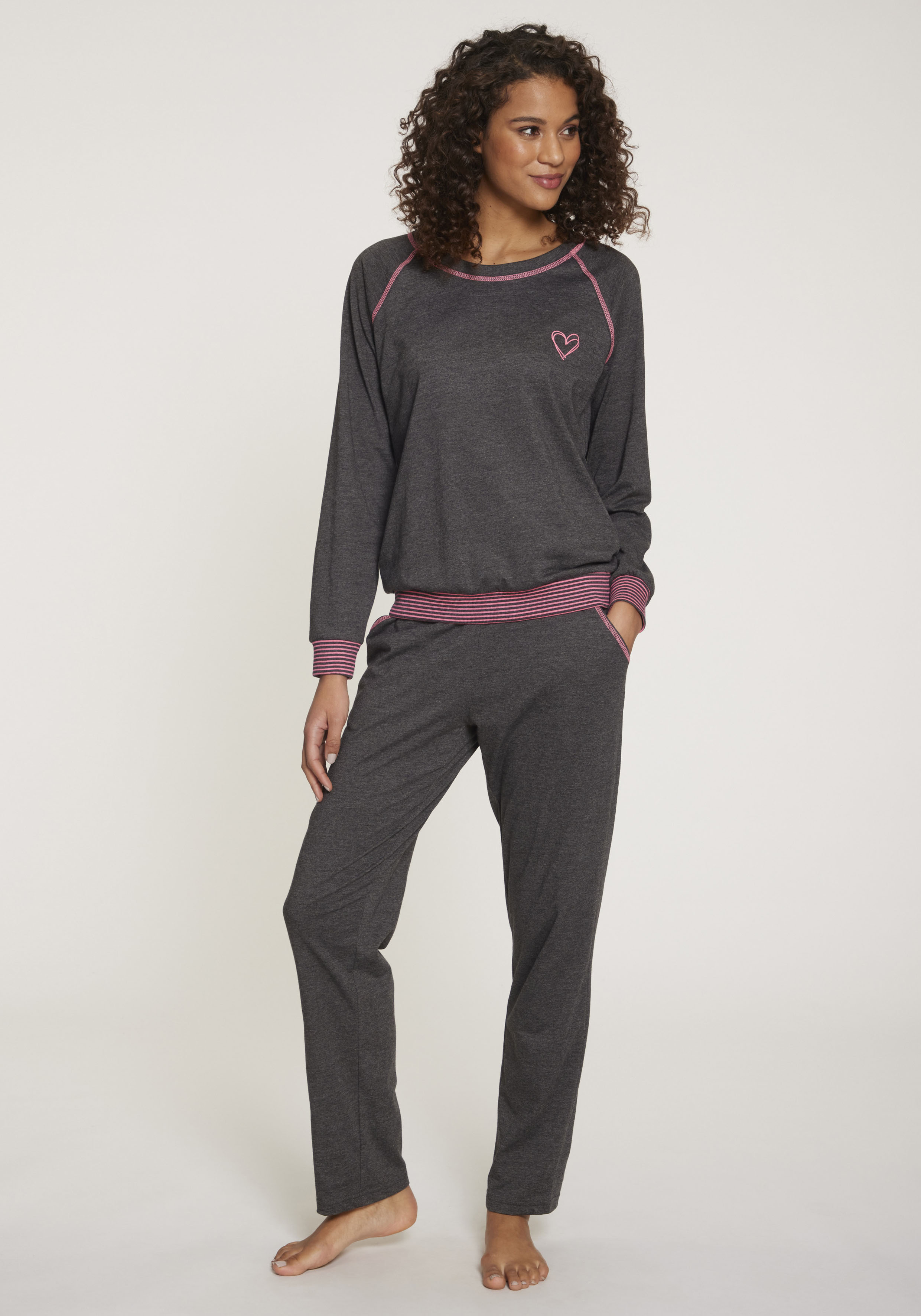 Vivance Dreams by Lascana Pyjama Set, 2 tlg. mit dekorativen Flatlock-Nähten in Neonfarben