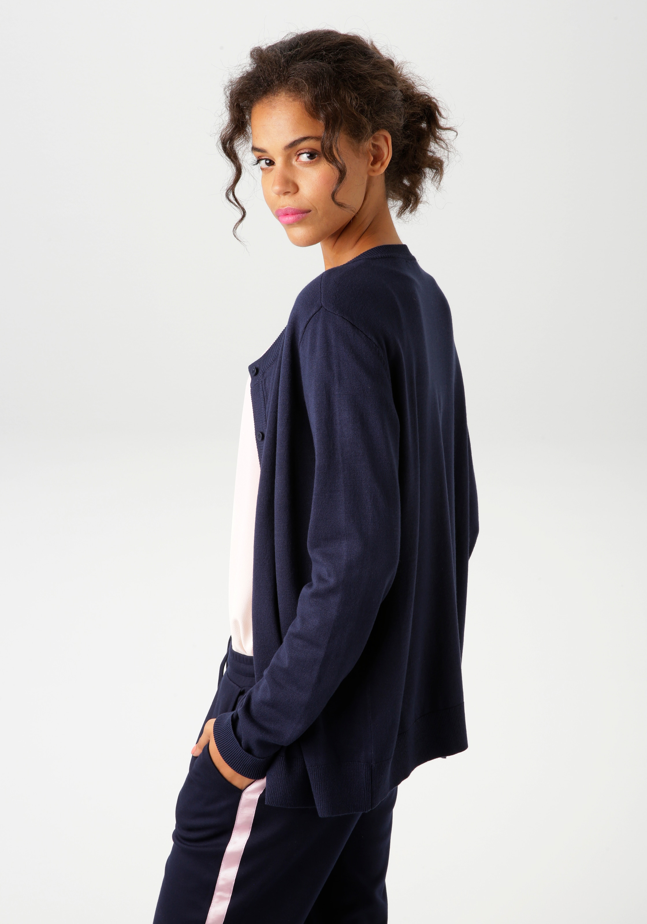 Aniston CASUAL Strickjacke, mit Rundhals-Ausschnitt - NEUE KOLLEKTION
