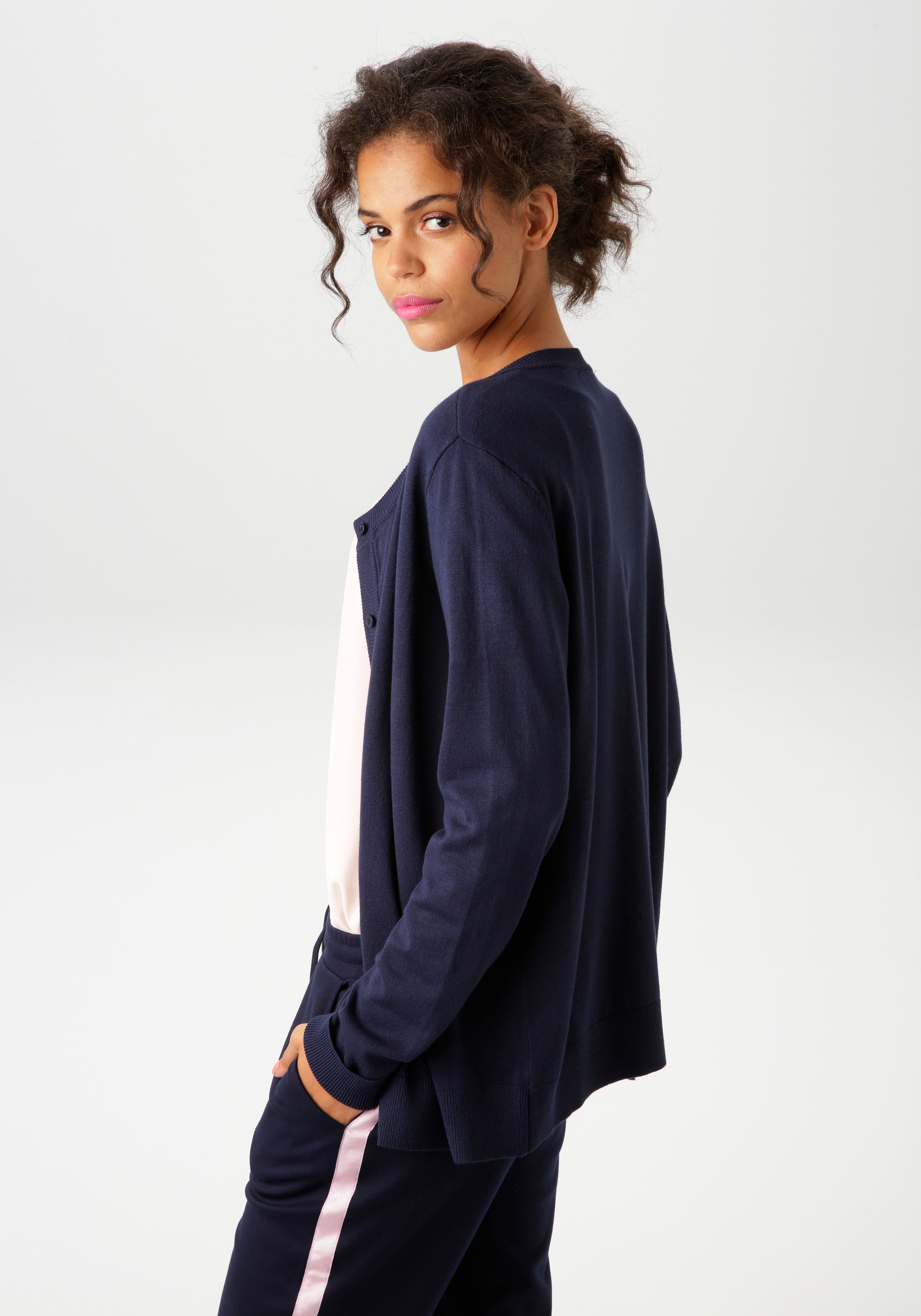 Aniston CASUAL Strickjacke, mit Rundhals-Ausschnitt günstig online kaufen