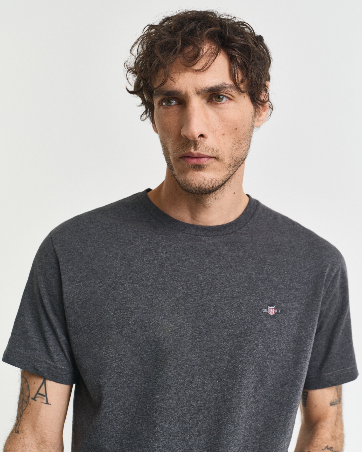 Gant T-Shirt »REG SHIELD SS T-SHIRT«, mit Logostickerei auf der Brust