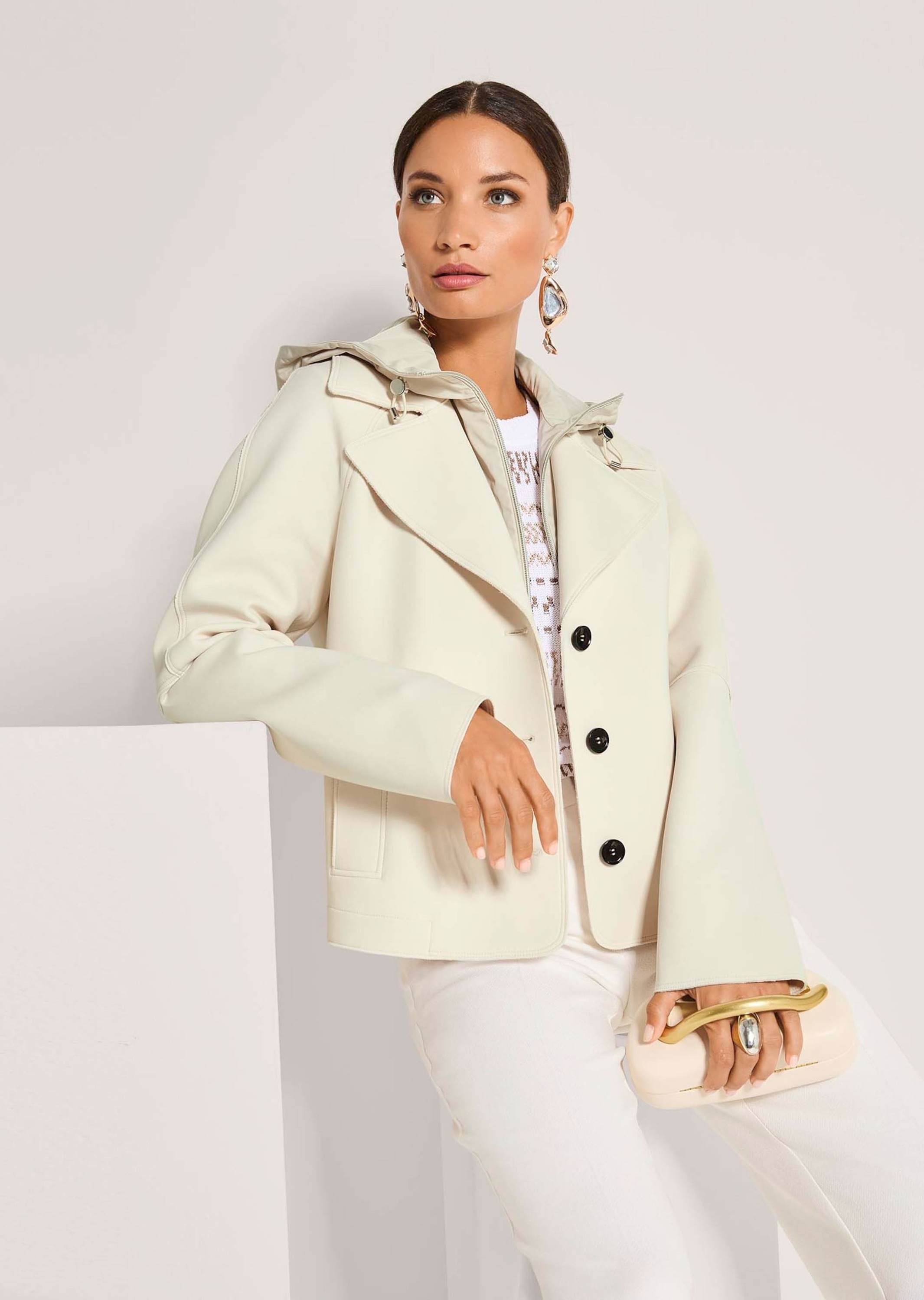 MADELEINE Kurzjacke »Cabanjacke Scuba-Jacke mit Kapuze« Markanter Reverskragen