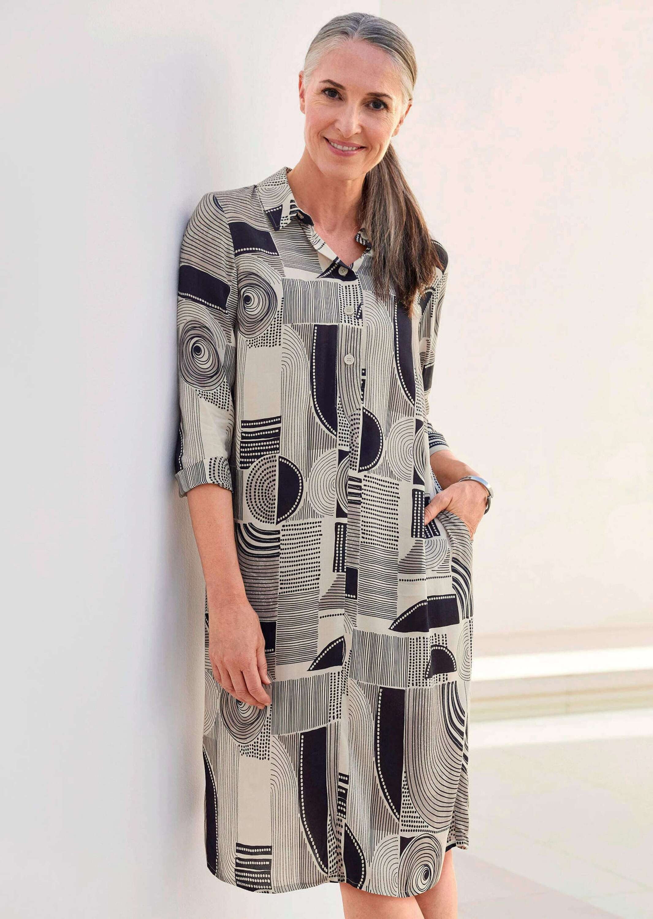 Thumbnail - GOLDNER Sommerkleid "Kurzgröße Hemdblusenkleid mit Alloverdruck" Seitennahttaschen Knopfleiste