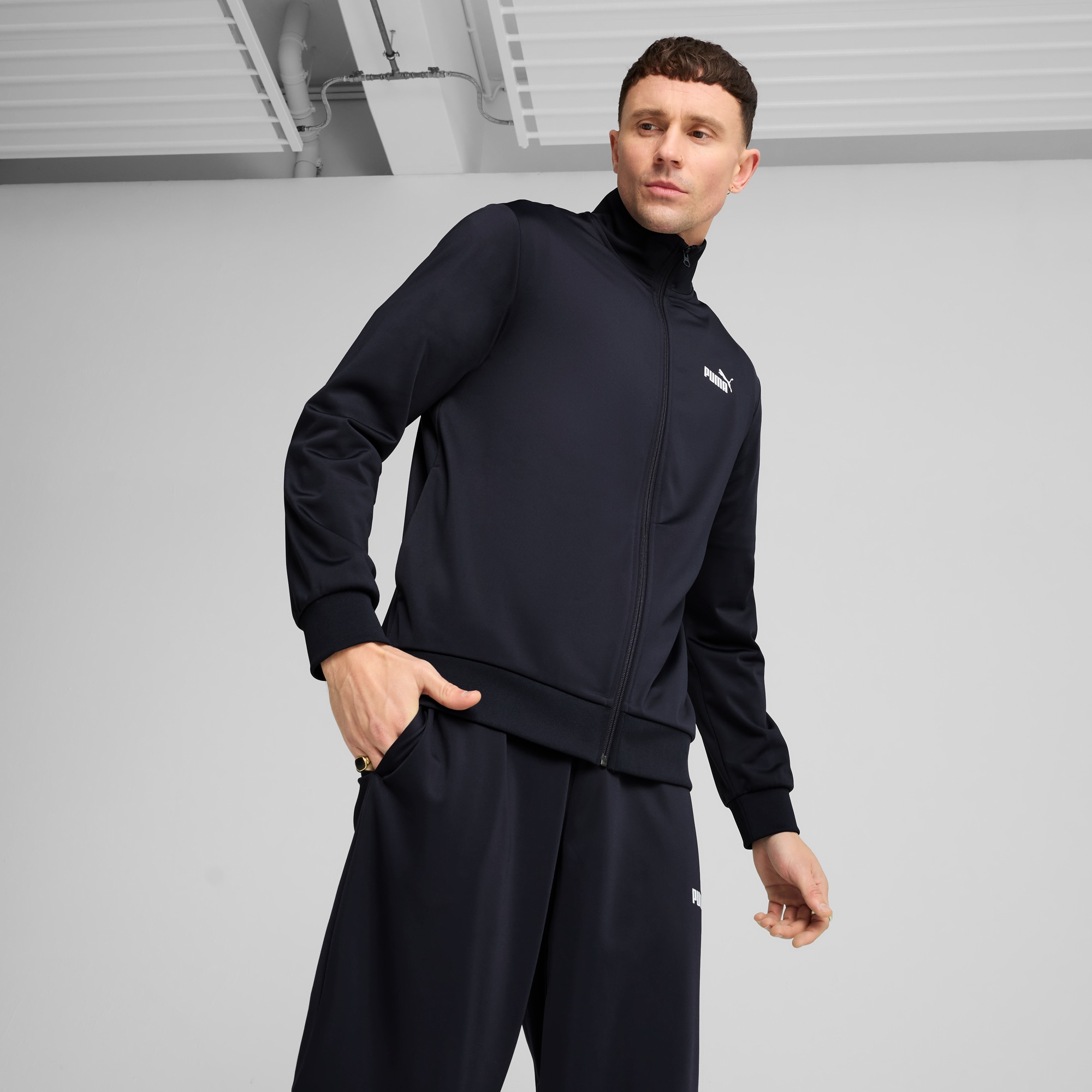 PUMA Trainingsanzug »ESS POLY SUIT CL«, (2 tlg.), Sportanzug im Casual Style
